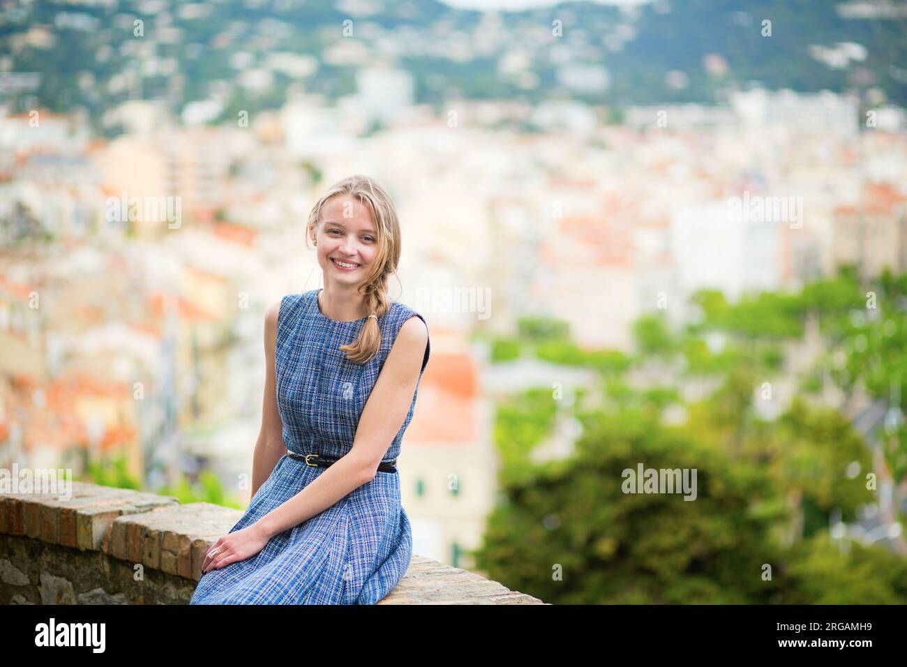 Jeune fille regardant la ville de Cannes depuis la colline du Suquet Banque D'Images