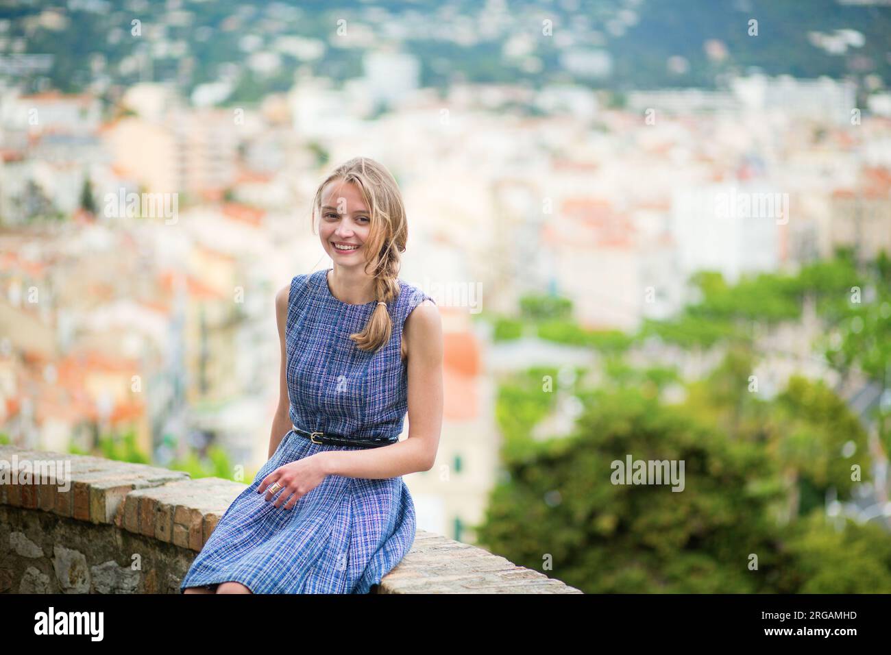 Jeune fille regardant la ville de Cannes depuis la colline du Suquet Banque D'Images