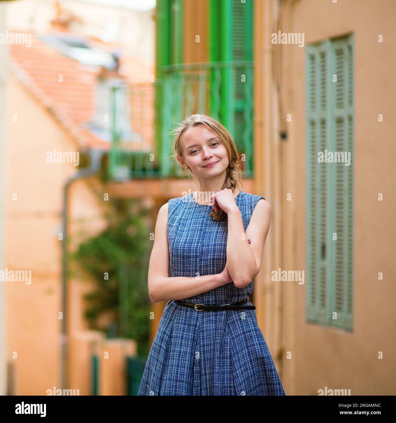 Jeune fille à Cannes sur la colline du Suquet Banque D'Images