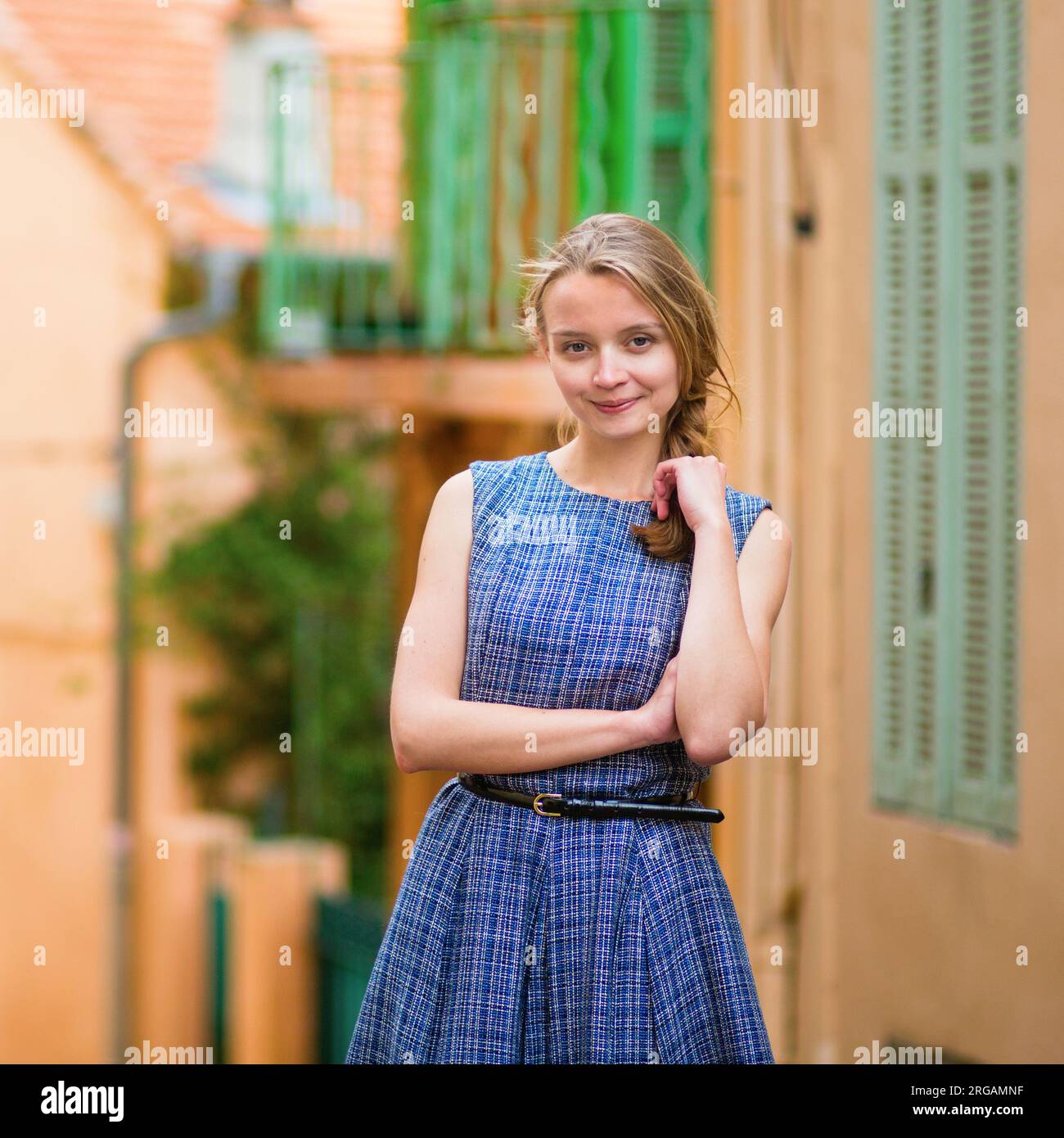 Belle jeune touriste à Cannes sur la colline du Suquet Banque D'Images