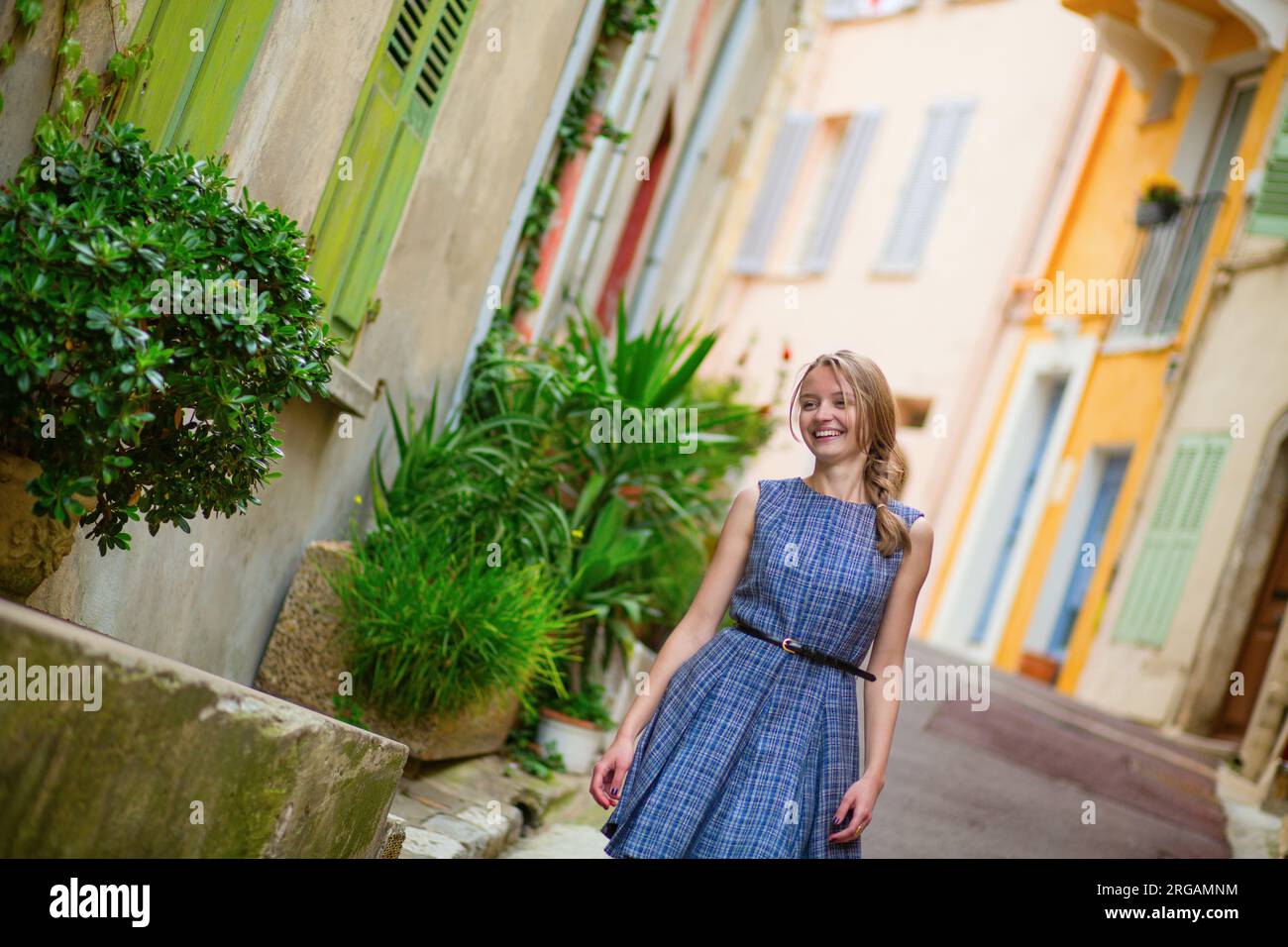Jeune fille à Cannes sur la colline du Suquet Banque D'Images