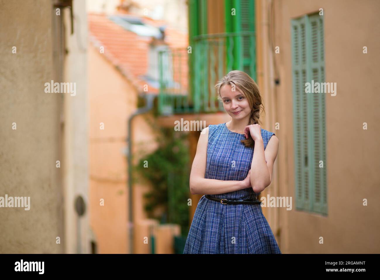 Jeune femme élégante dans la vieille ville de Cannes, France Banque D'Images