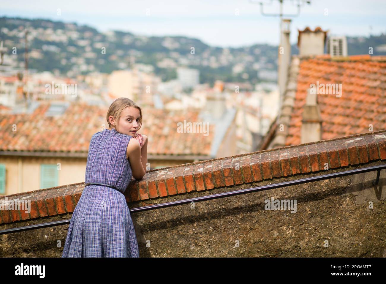 Jeune fille regardant la ville de Cannes depuis la colline du Suquet Banque D'Images