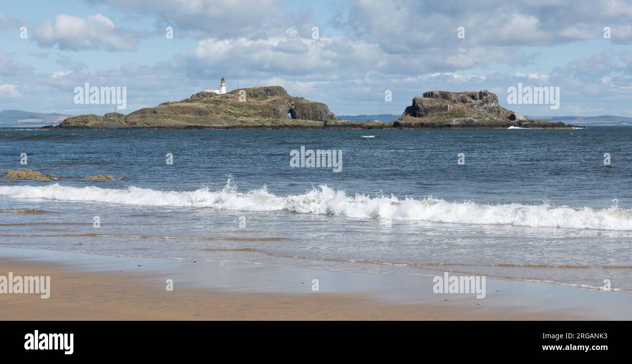 Vue du phare de Fidra, de l'île de Fidra depuis Yellowcraig Beach, Dirleton, East Lothian, Écosse, Royaume-Uni Banque D'Images