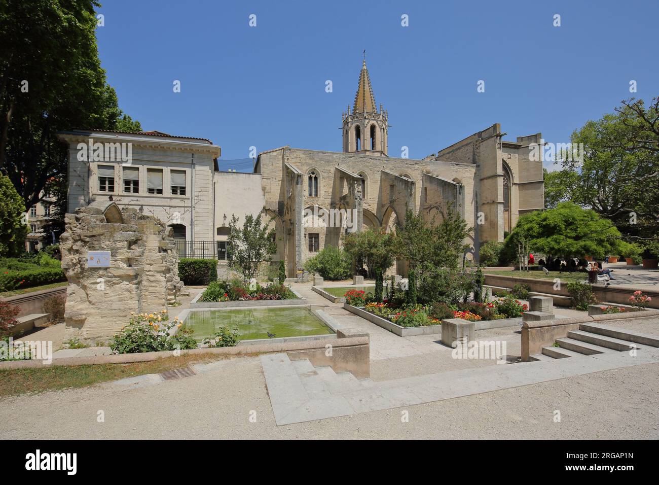 Le petit jardin avec église St-Martial, Square Agricol Perdiguier, Avignon, Vaucluse, Provence, France Banque D'Images
