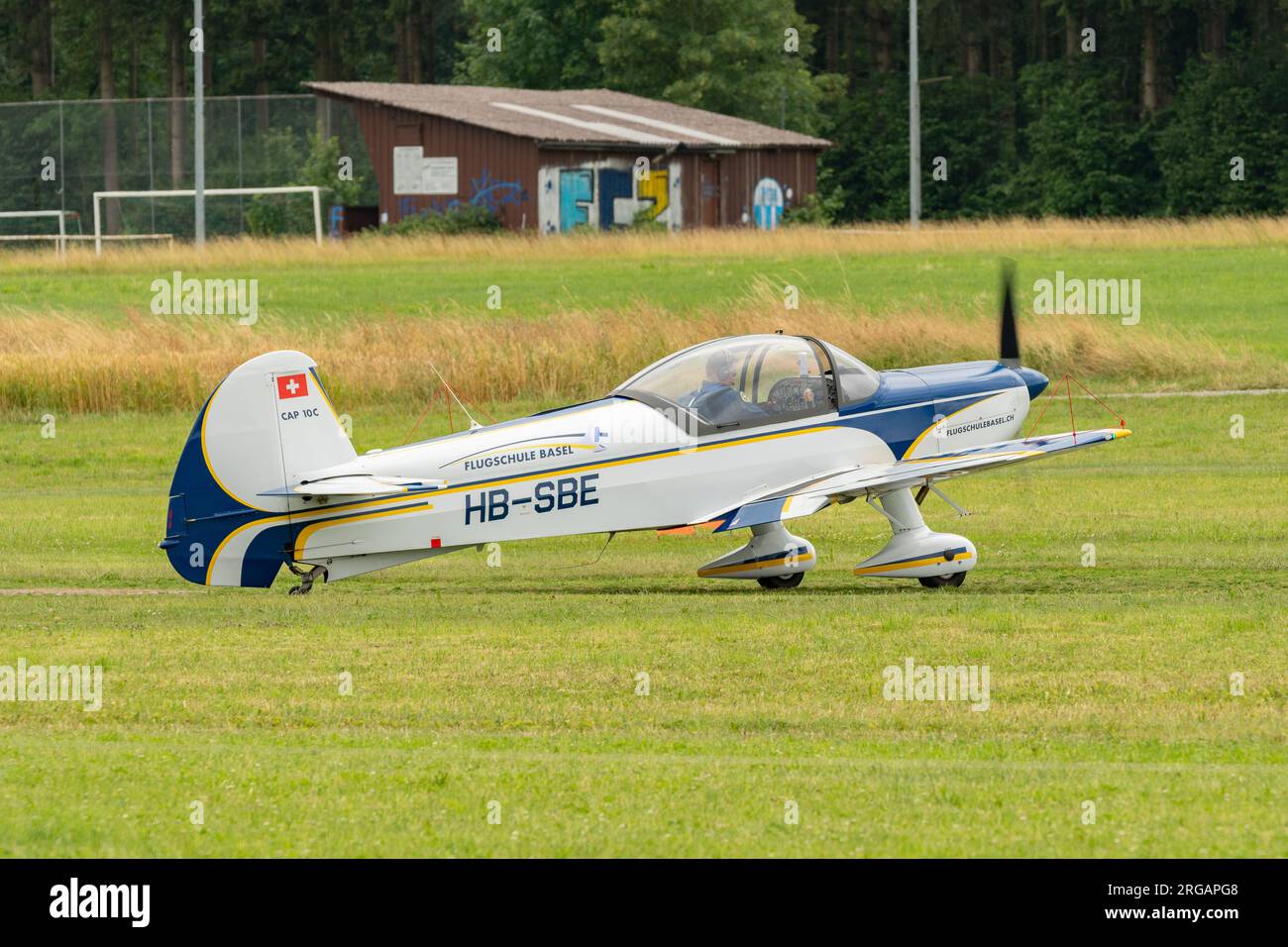 Speck-Fehraltorf, Zurich, Suisse, 1 juillet 2023 un avion acrobatique HB-SBE CAP-10 sur un petit aérodrome Banque D'Images