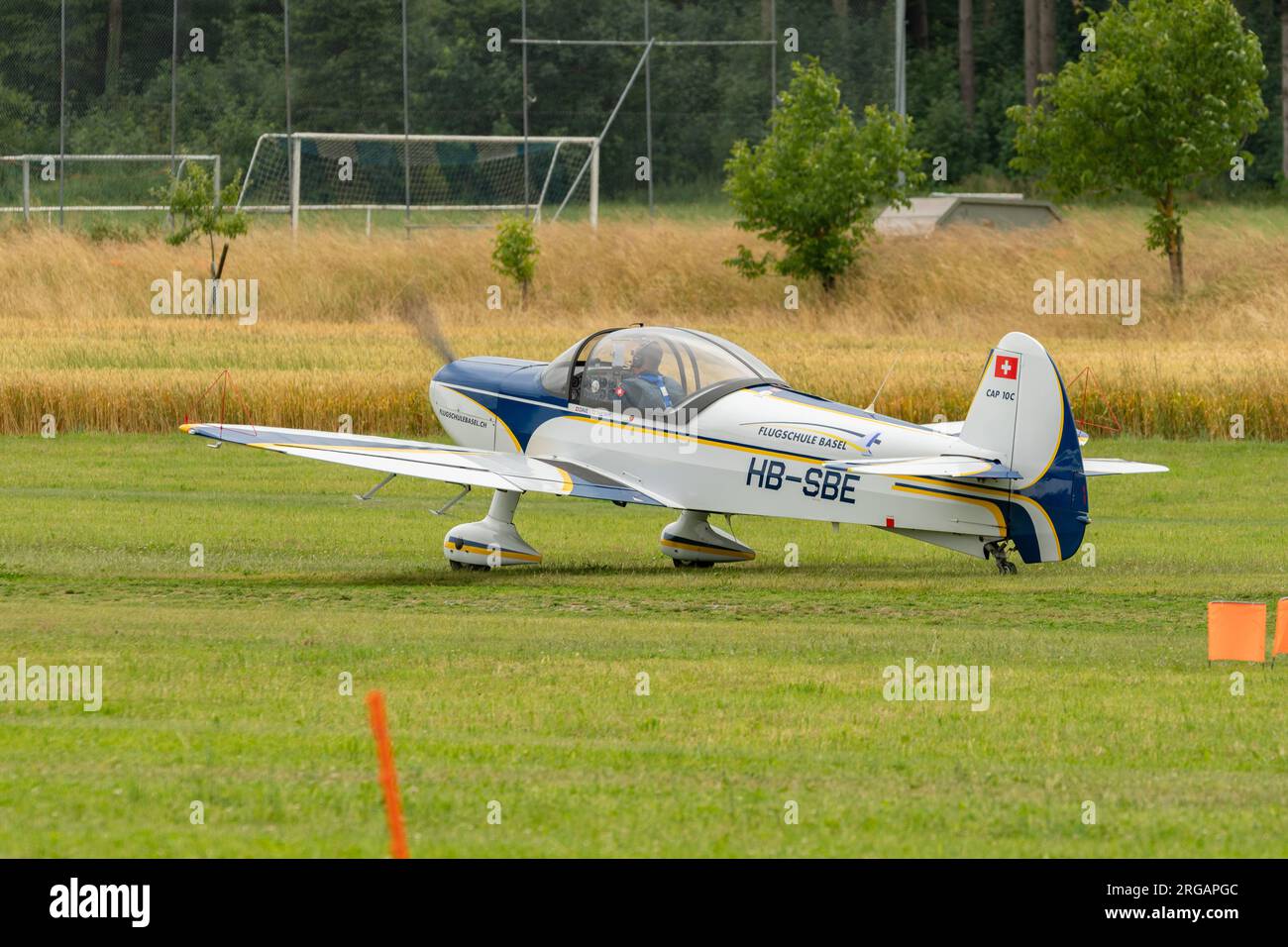 Speck-Fehraltorf, Zurich, Suisse, 1 juillet 2023 un avion acrobatique HB-SBE CAP-10 sur un petit aérodrome Banque D'Images