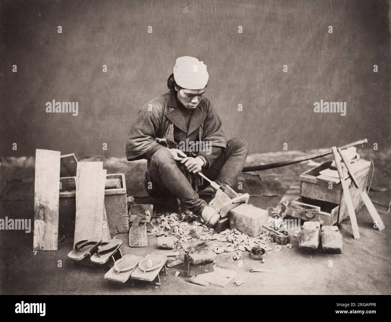 Photographie vintage du XIXe siècle : charpentier, fabricant de chaussures au travail, fabrication de chaussures en bois, Japon Banque D'Images