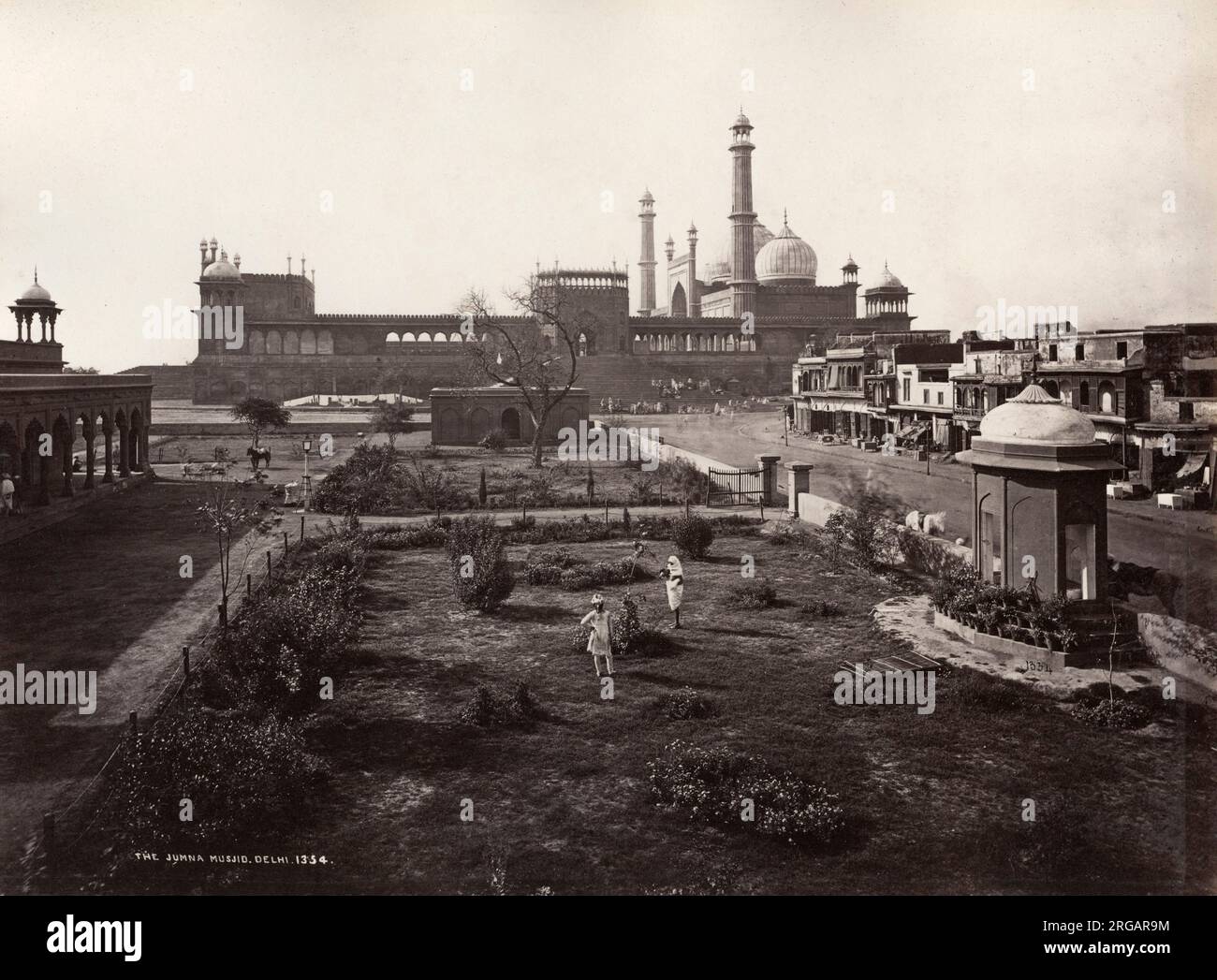 19th siècle photographie vintage - le Masjid-i Jehan Numa, communément connu sous le nom de Jama Masjid de Delhi, l'une des plus grandes mosquées en Inde. Il a été construit par l'empereur moghol Shah Jahan entre 1650 et 1656. Image de Samuel Bourne, 1860. Banque D'Images