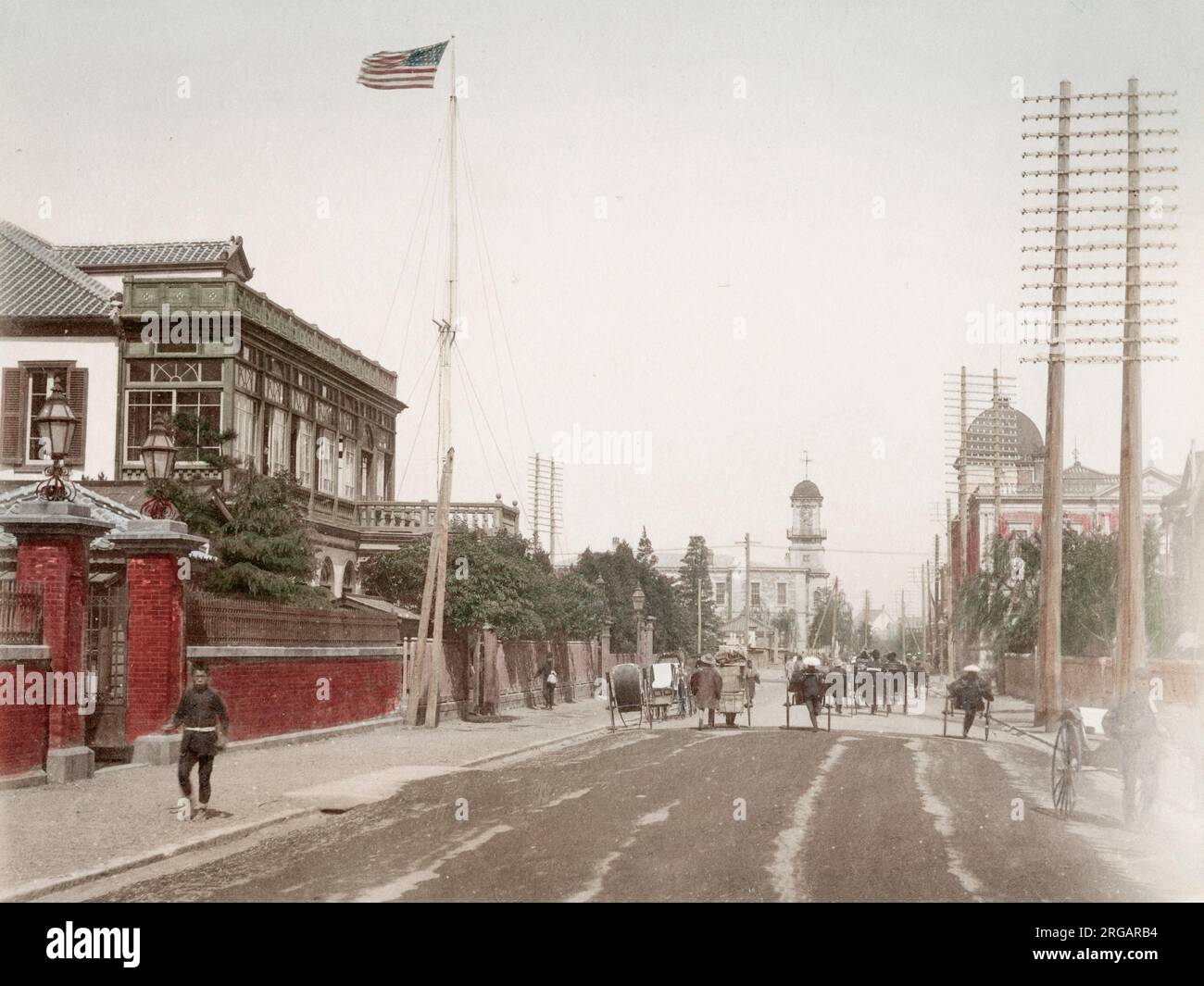 Photographie ancienne du XIXe siècle: Japon c.1880 - main Street, Yokohama - USA, Consulat américain sur la gauche. Banque D'Images