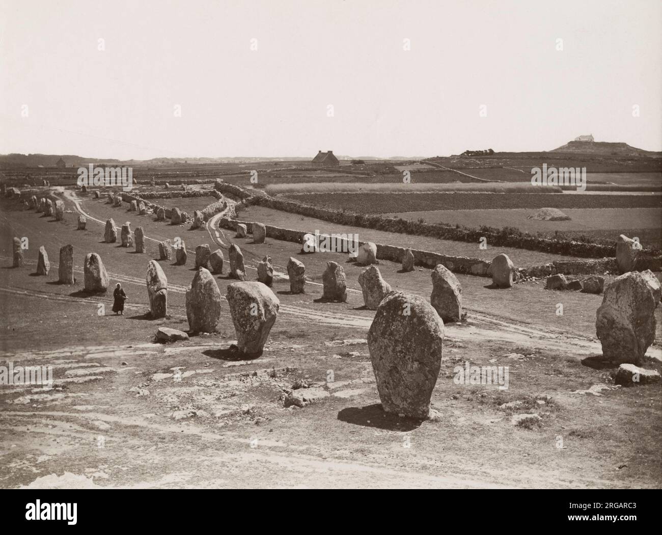 Photographie vintage du 19e siècle : SUPPOSÉE ÊTRE les pierres de Carnac (breton : SteudadoÃƒÂ¹ Karnag) sont une collection exceptionnellement dense de sites mégalithiques en Bretagne dans le nord-ouest de la France, composée d'alignements de pierres (rangées), dolmens (tombes de pierre), tumuli (monticules funéraires) et menhirs simples (pierres debout). Banque D'Images