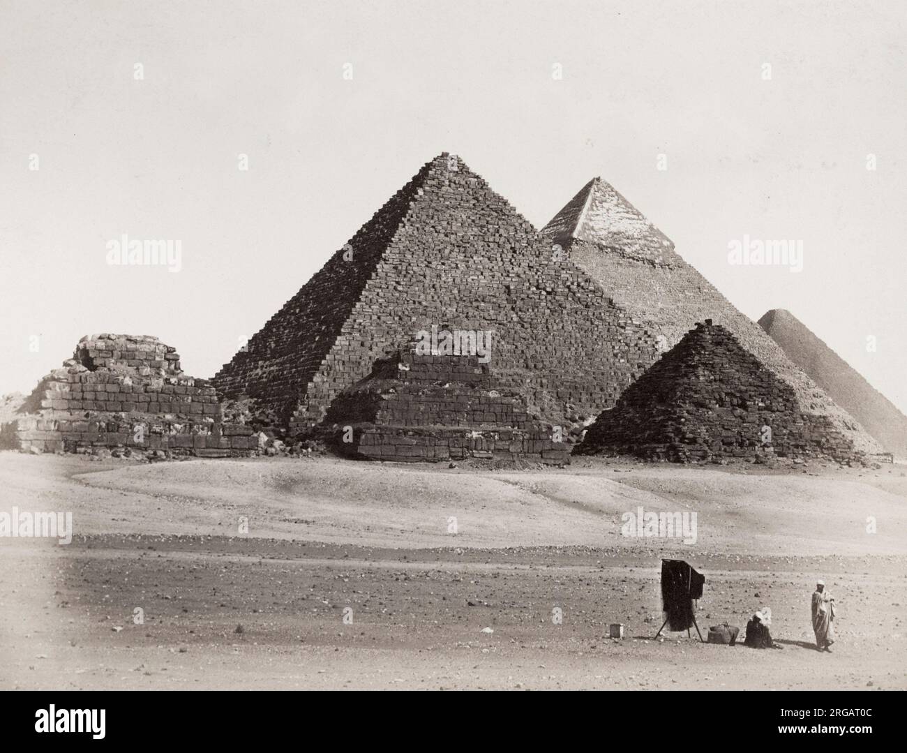 Photographie du XIXe siècle : grande Pyramide de Gizeh, Égypte, avec un appareil photo au premier plan. Banque D'Images