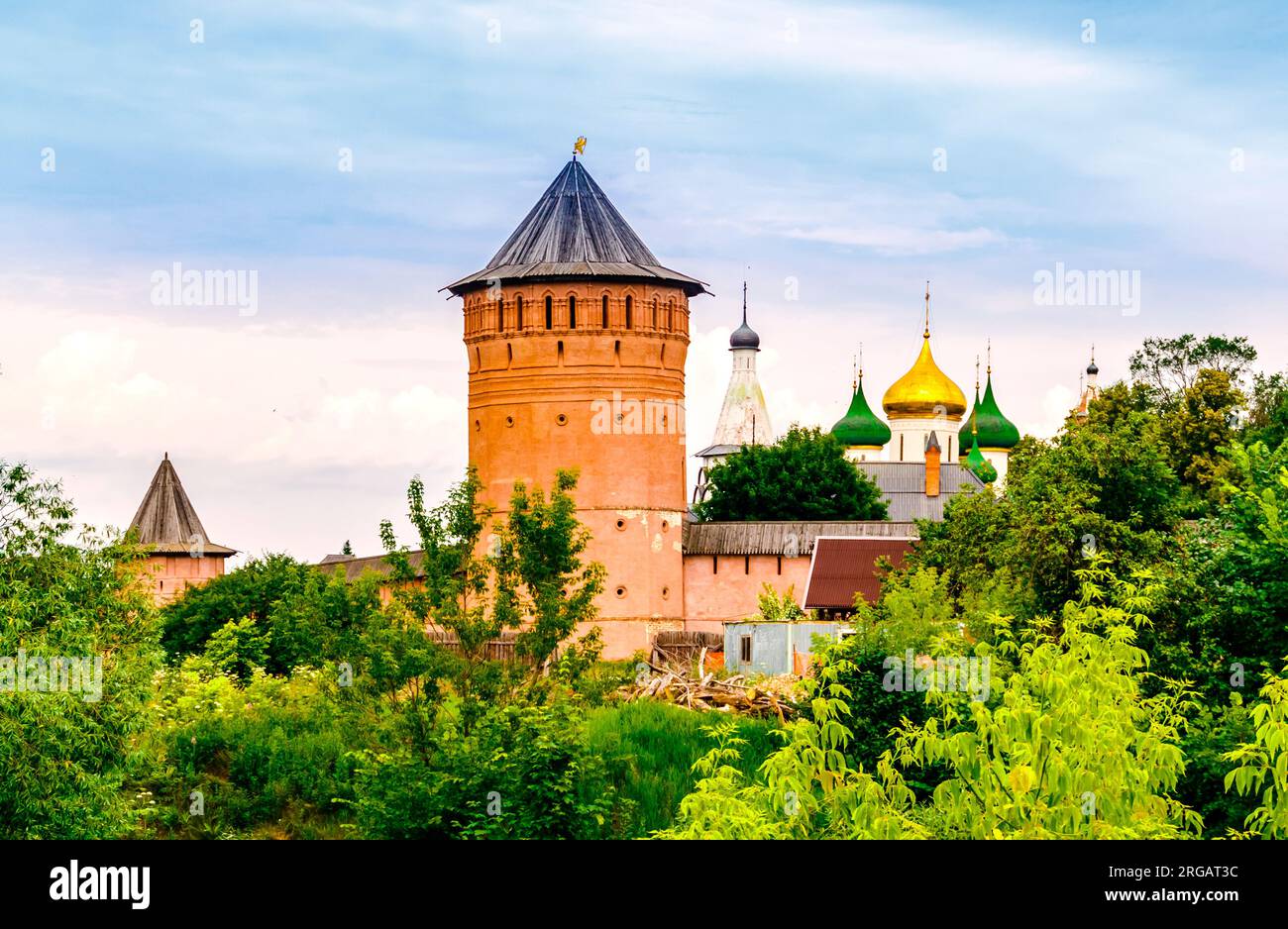 Souzdal, Vladimir Oblast, Russie. Tours défensives et murs dans le jardin de l'apothicaire шт Spaso-Evfimiev (Saint Euthymius) Monastère à Souzdal. Banque D'Images