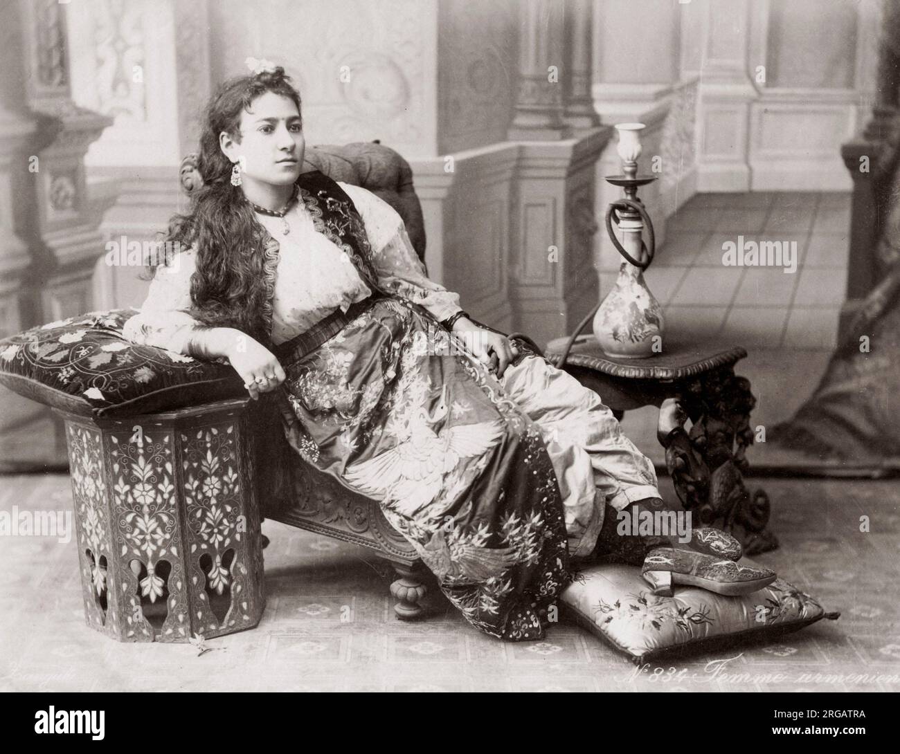 Jeune arménienne, Turquie, vers 1880, avec nargua. Banque D'Images