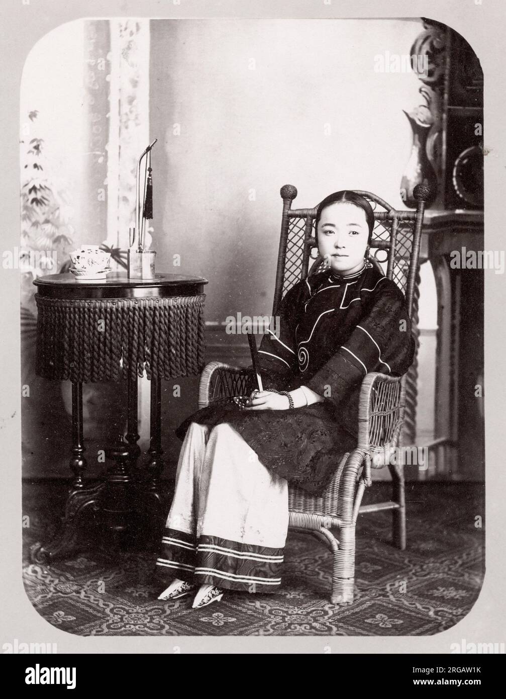 Photographie vintage de la fin du XIXe siècle : jeune femme chinoise aux pieds reliés, Chine Banque D'Images