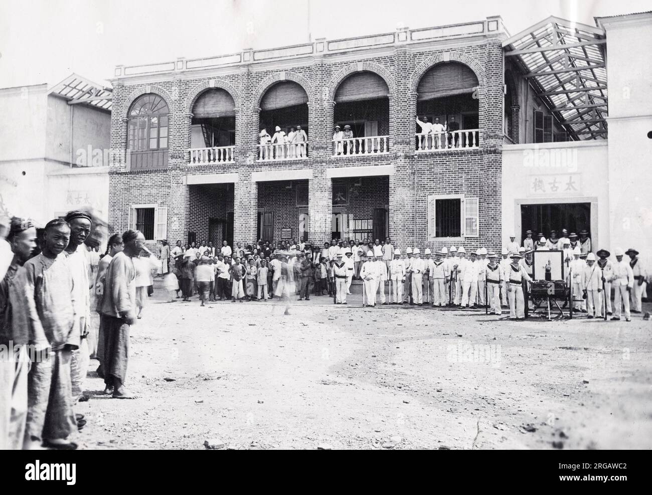 c.1900 photographie ancienne : casernes militaires, Chinois et Européens, Amoy, Xiamen Banque D'Images