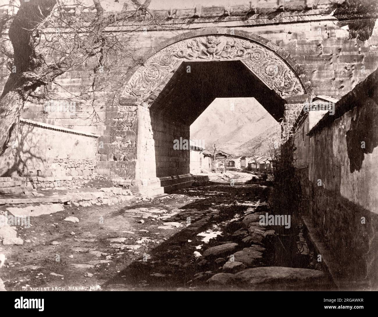 Vintage Photo 19e siècle Chine c.1880 s - ancient arch Nankou Pass - ou la plate-forme Cloud Yuntai, également connu sous le nom de la langue Arche ou Porte de six langues. Nankow Pass, harmonie ou Juyong Pass Banque D'Images
