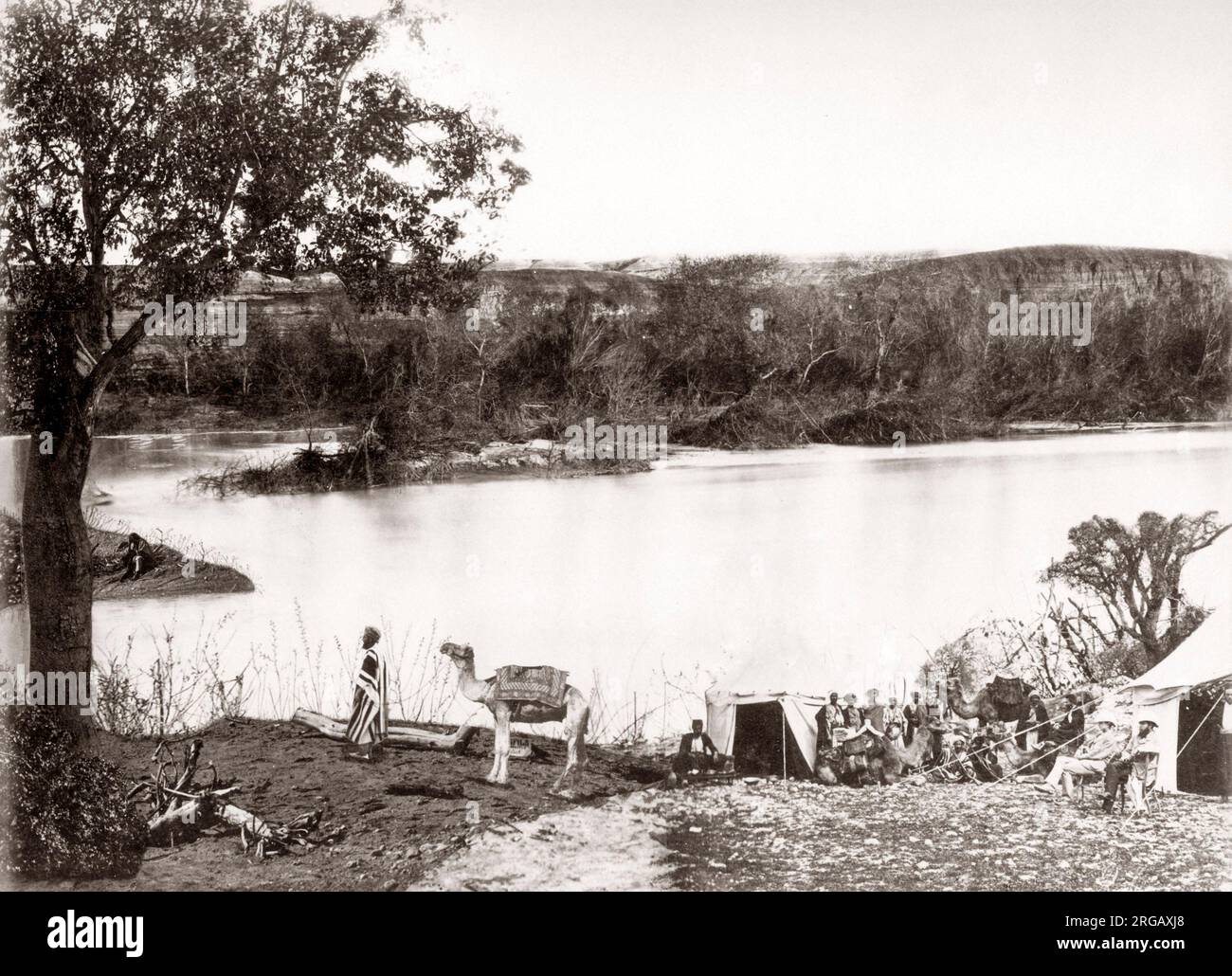 Chrisitan groupe de pèlerins sur les rives du Jourdain, c.1890 Banque D'Images