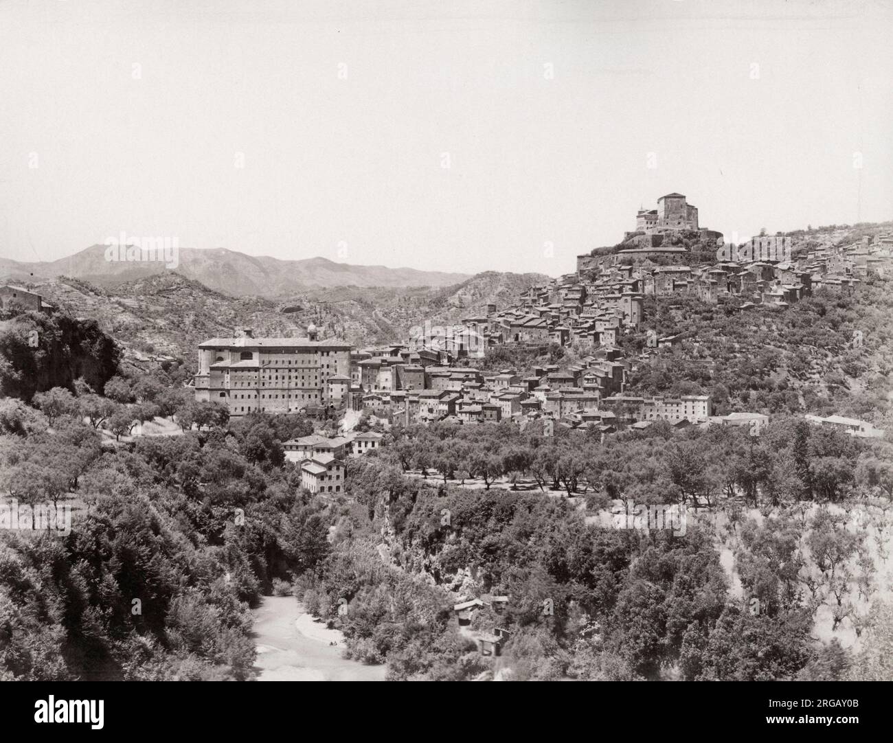 Photographie d'époque du XIXe siècle - Subiaco est une ville et une commune de la ville métropolitaine de Rome, en Latium, dans le centre de l'Italie, à 40 kilomètres de Tivoli le long de la rivière Aniene. C'est maintenant une station touristique et religieuse grâce à sa grotte sacrée, dans l'abbaye médiévale de Saint Benoît, et pour l'abbaye de Santa Scolastica. Banque D'Images