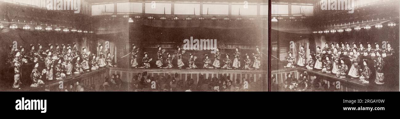 Photographie vintage du XIXe siècle : représentation théâtrale, acteurs, geishas, Japon. Banque D'Images