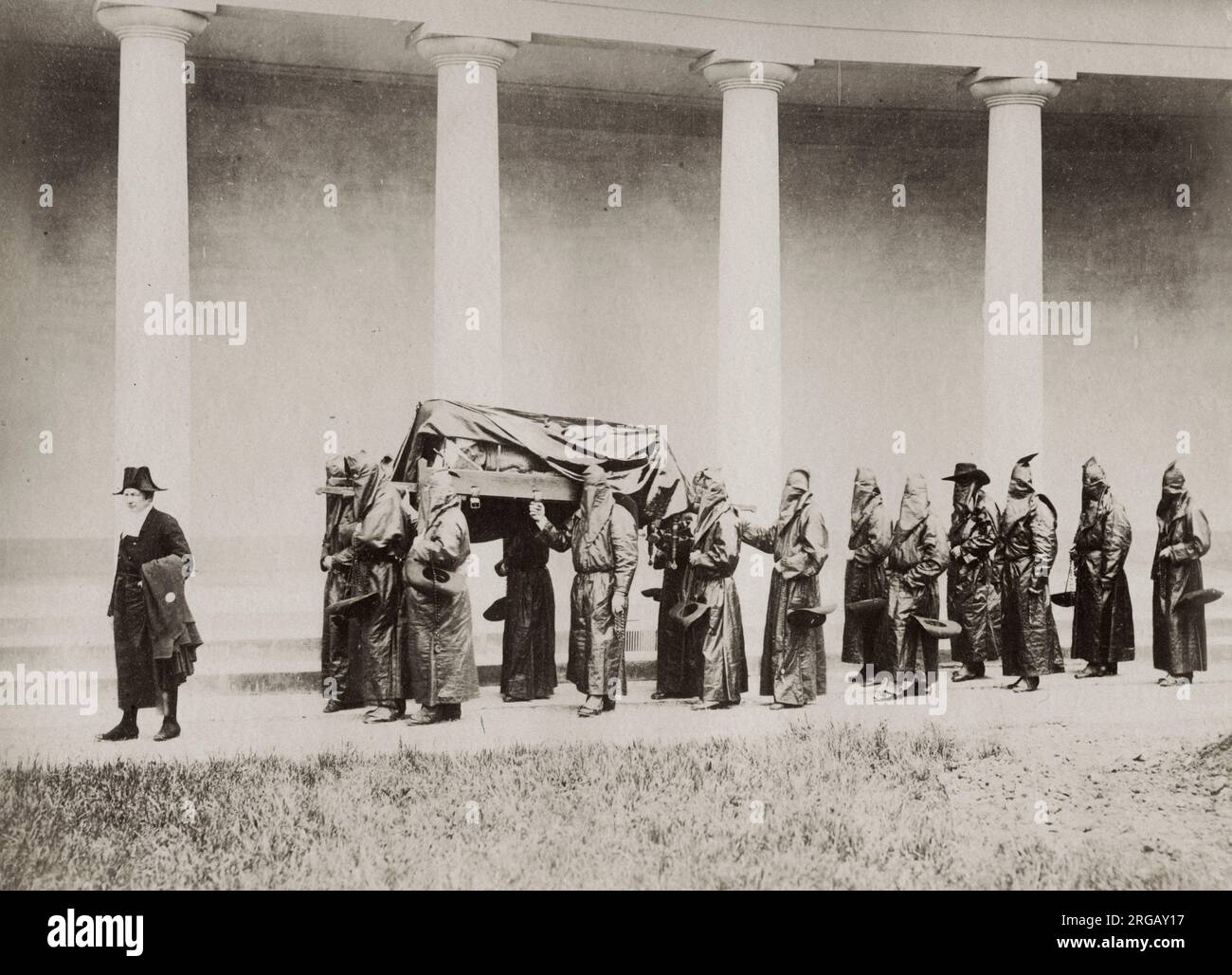 Photographie ancienne du XIXe siècle: Fratelli della Misericordia, frères de Miséricorde, fraternité catholique établie en Italie au XIXe siècle pour prendre soin des malades. Banque D'Images