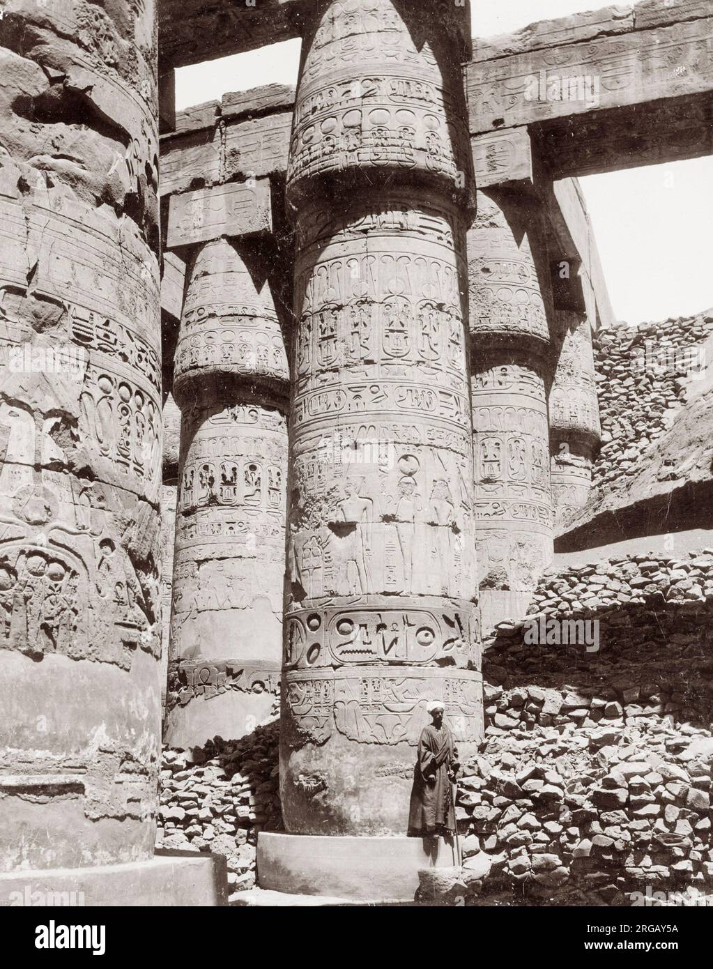 Photographie vintage du XIXe siècle : ruines antiques de piliers sculptés, Égypte, avec figure. Banque D'Images