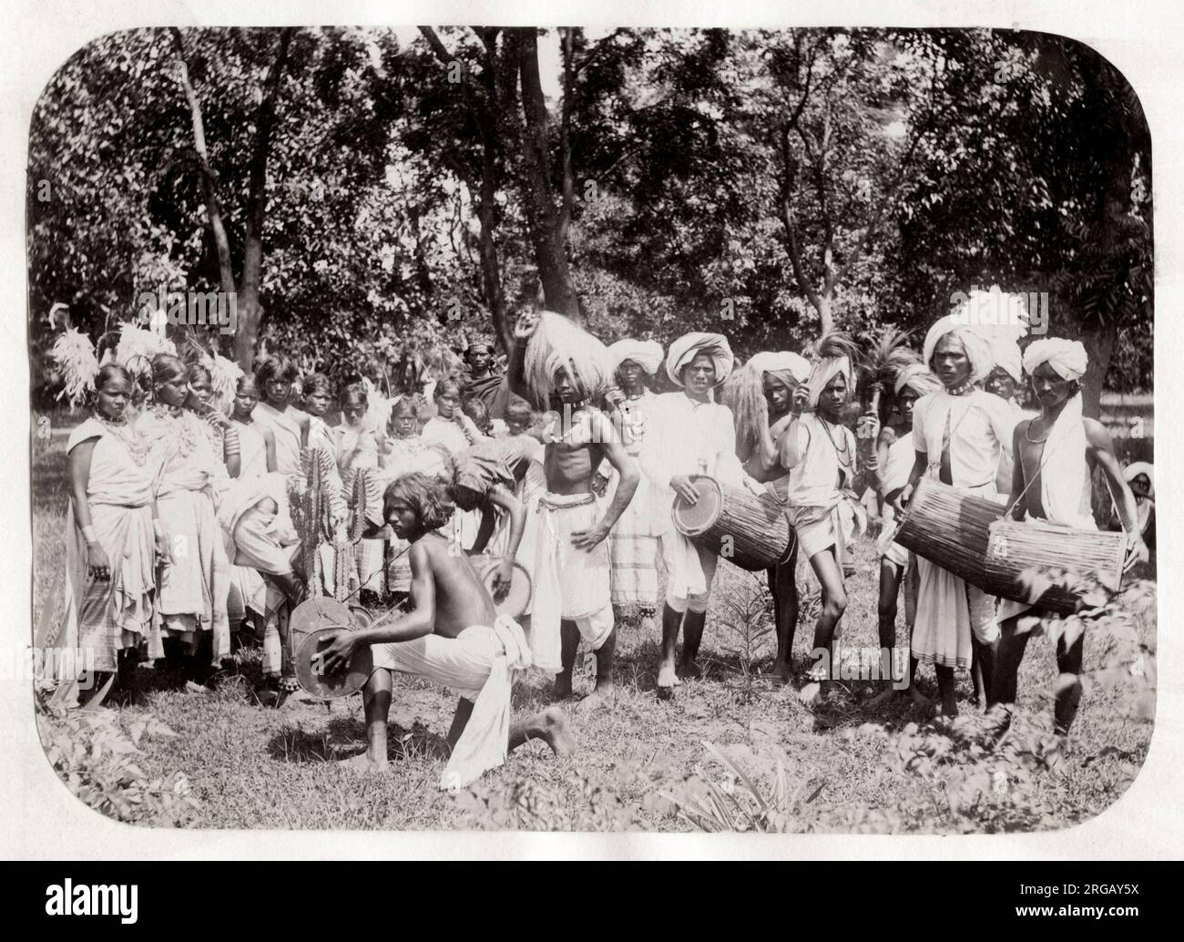 Photographie vintage du 19th siècle : danseuses tribales Kola, peuples de Munda, Inde du Nord-est. Banque D'Images