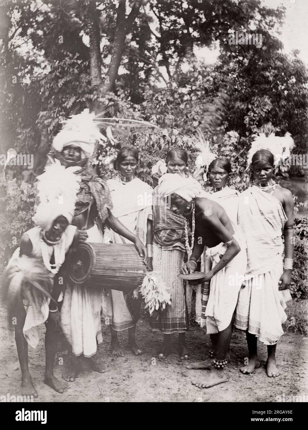 Photographie vintage du 19th siècle : danseuses tribales Kola, peuples de Munda, Inde du Nord-est. Banque D'Images