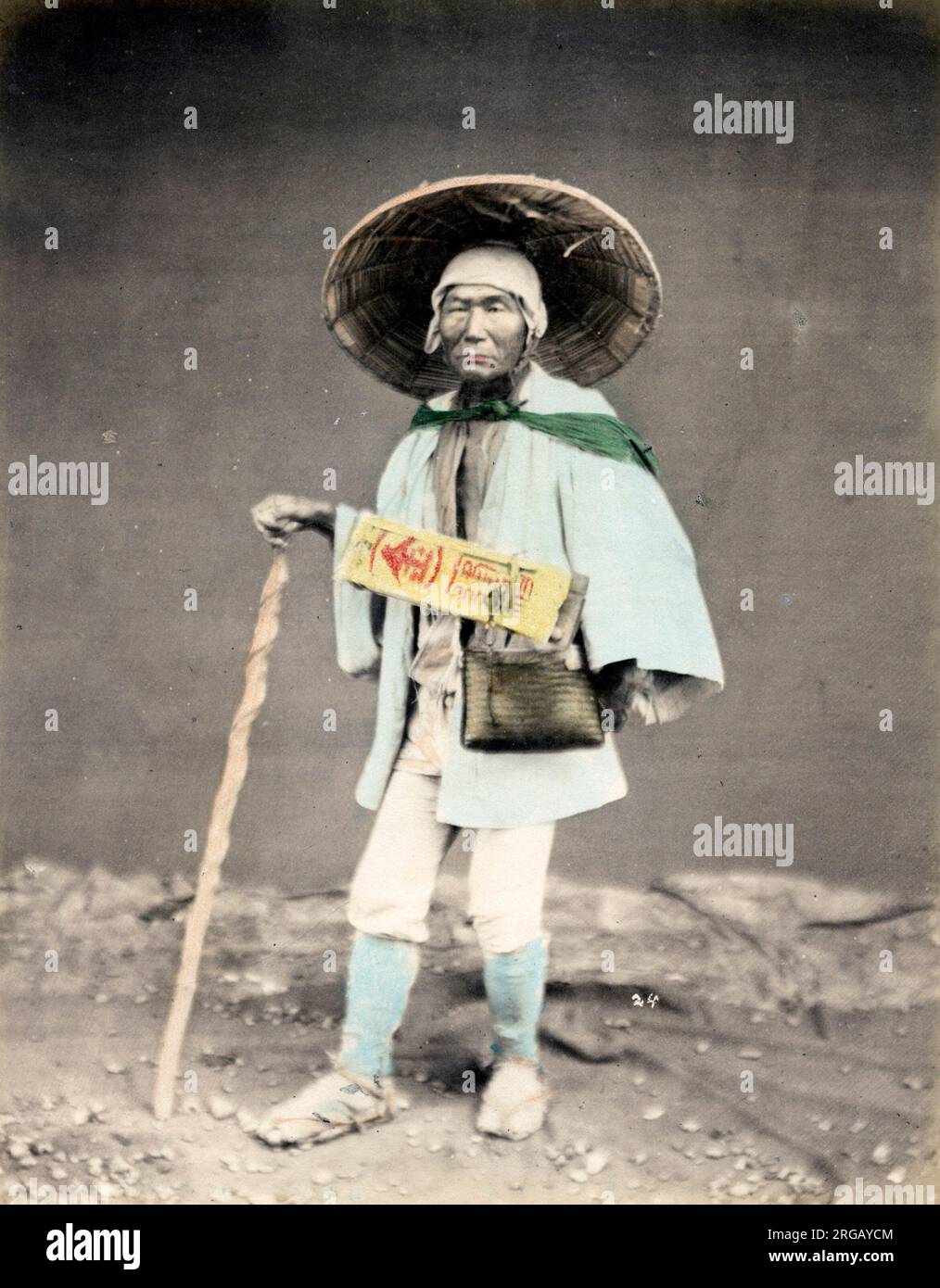 Photographie vintage de la fin du XIXe siècle : pèlerin japonais, homme au bâton, Japon Banque D'Images