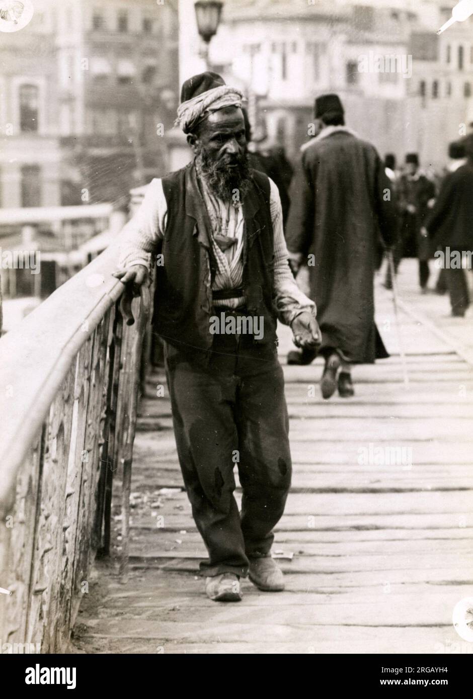 Un mendiant aveugle sur un pont à Constantinople Istanbul Turquie c.1920s Banque D'Images