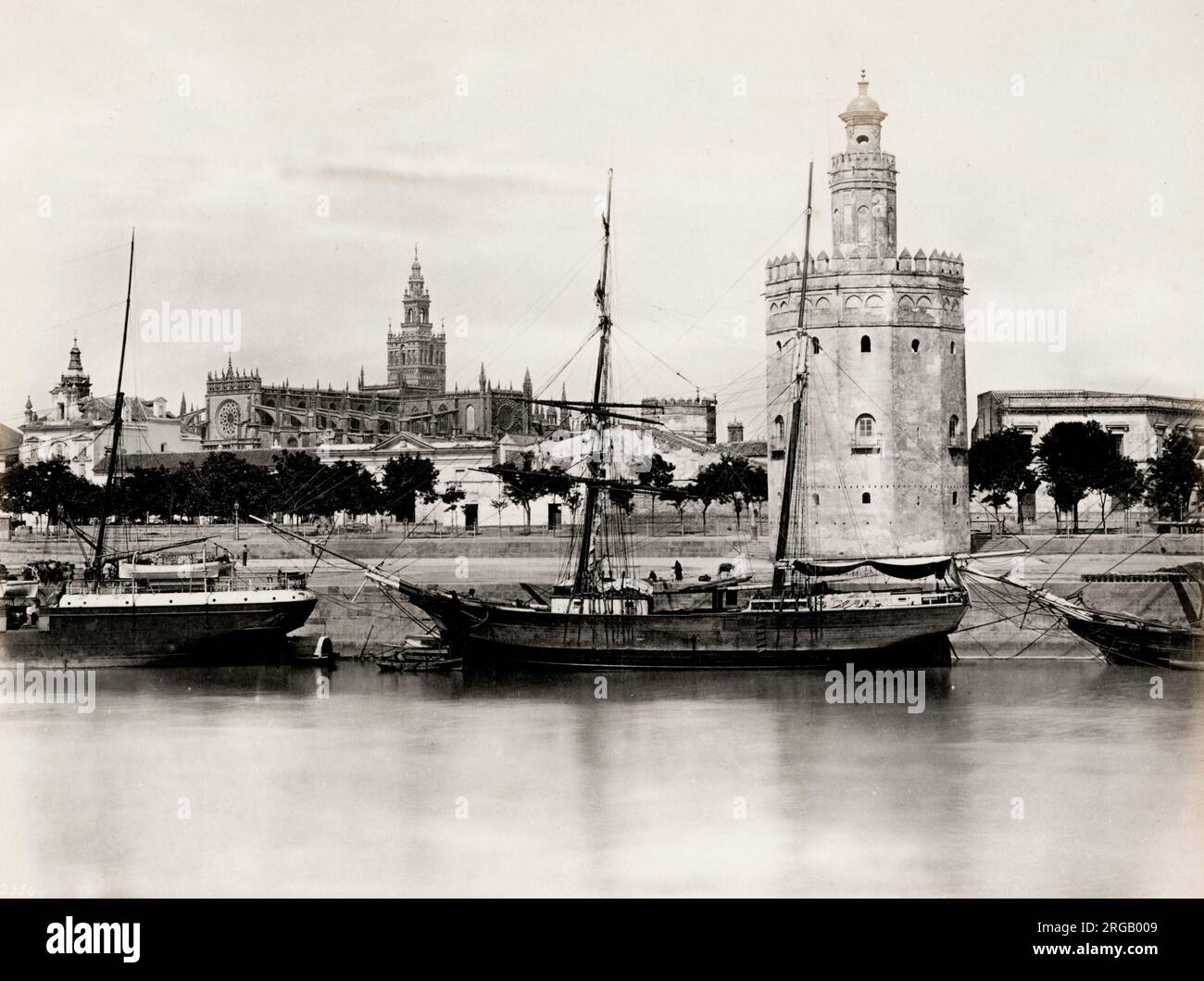 Photographie du XIXe siècle - la Torre del Oro est une tour de guet militaire dodécagonale à Séville, dans le sud de l'Espagne. Il a été érigé par le califat Almohad afin de contrôler l'accès à Séville par le fleuve Guadalquivir. Construite dans le premier tiers du XIIIe siècle, la tour a servi de prison au Moyen-âge. Banque D'Images