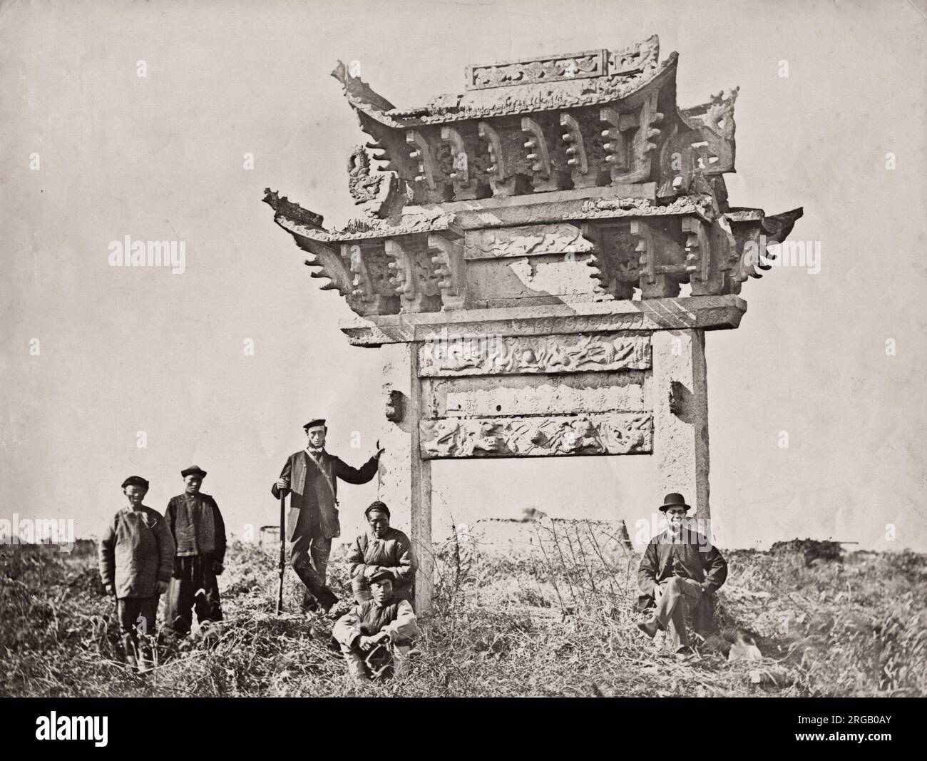 Photographie vintage du XIXe siècle : série Frith, porte, tombes anciennes, Chine, occidentaux et groupe chinois. Banque D'Images
