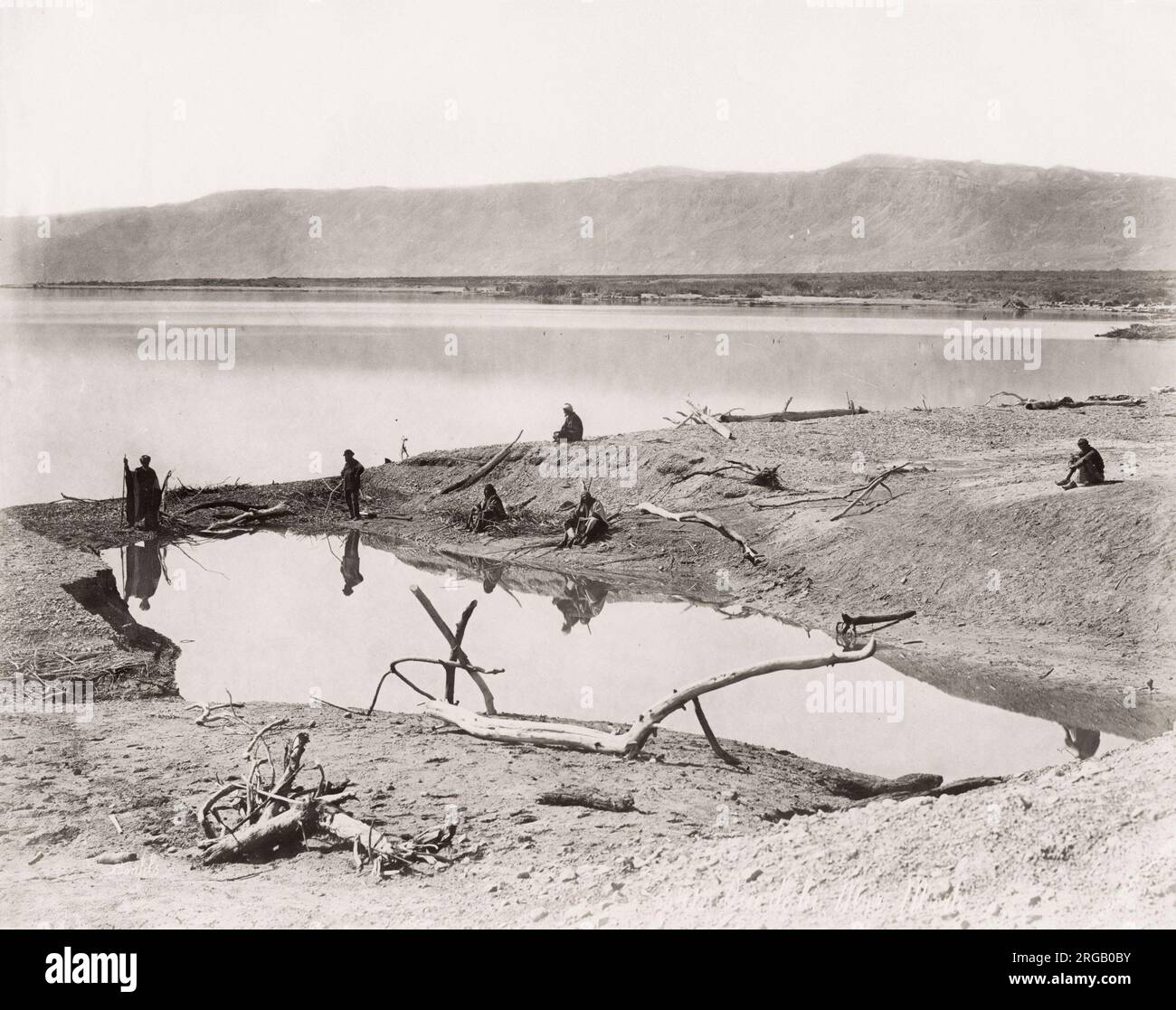 Photo du XIXe siècle : la mer Morte est un lac salé bordé par la Jordanie à l'est et par Israël et la Cisjordanie. Il se trouve dans la vallée du Rift du Jourdain, et son principal affluent est le fleuve Jourdain. Banque D'Images