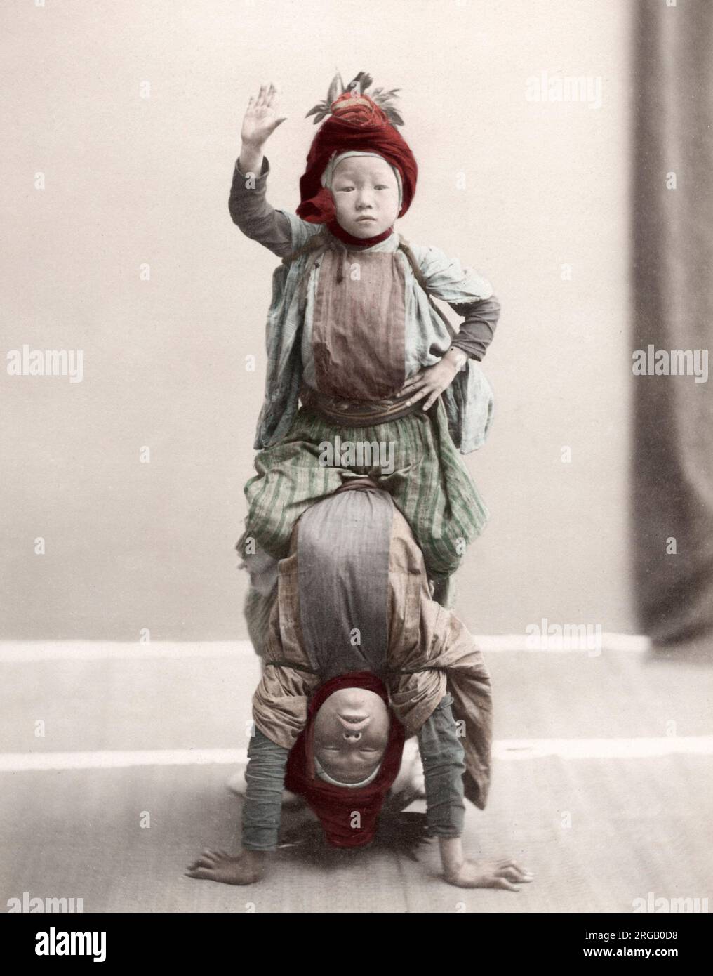 C. 1880 Japon - interprètes acrobates de rue sans poignée Banque D'Images