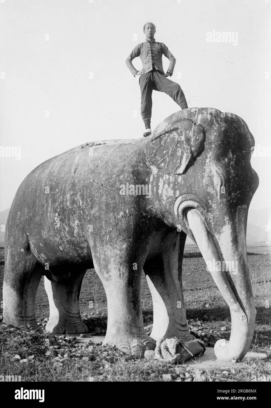Homme au sommet de l'éléphant de pierre, tombes impériales de Ming, Chine, vers 1910 Banque D'Images
