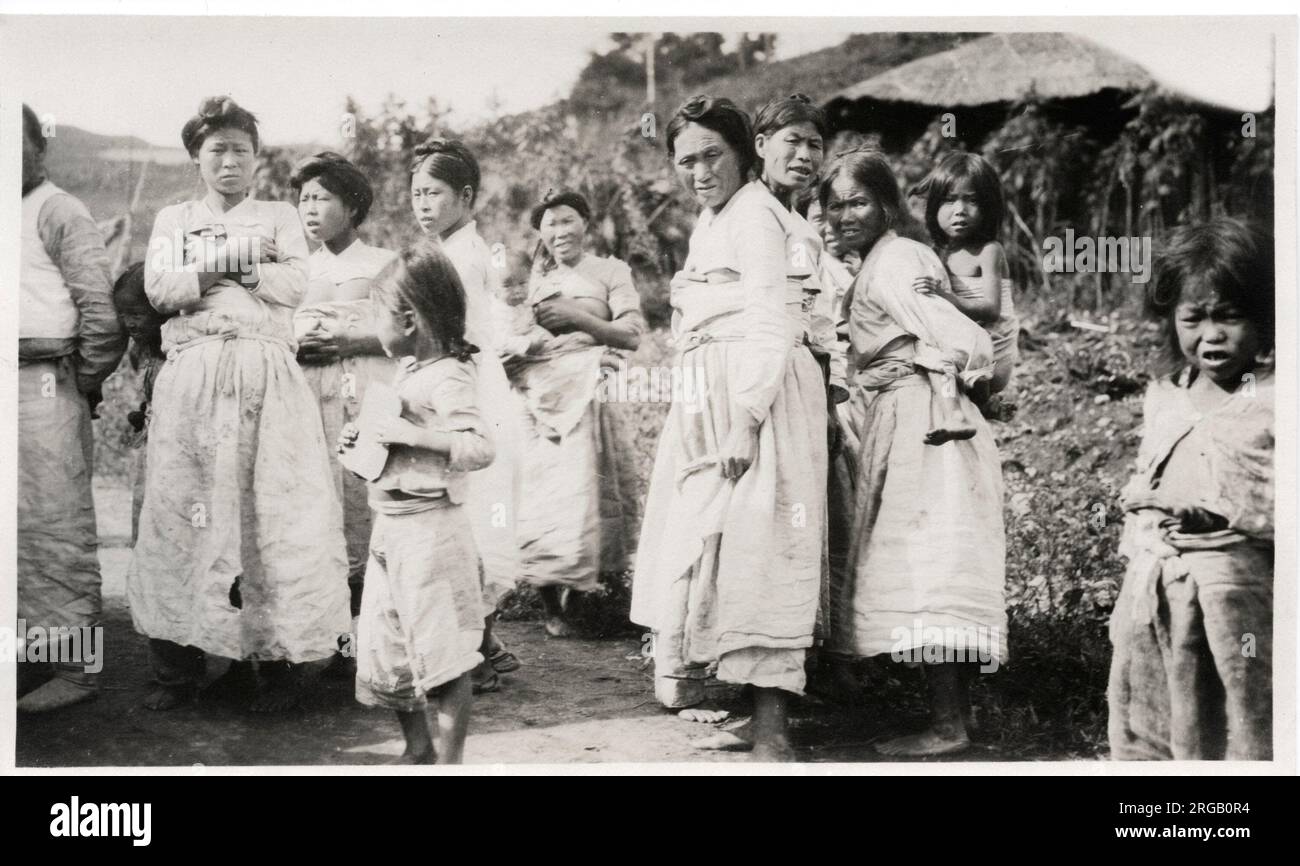 Photo du début du XXe siècle : groupe de femmes et d'enfants, Corée, vers 1910 Banque D'Images