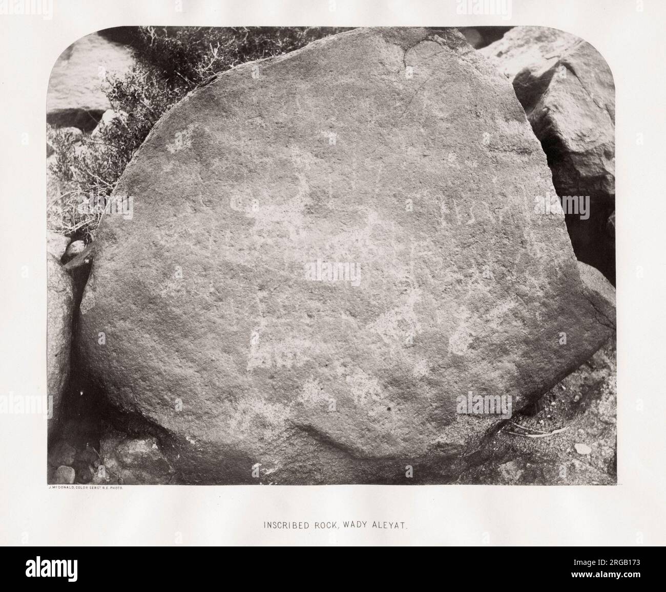 Photographie ancienne du XIXe siècle : Sergent James McDonald (actif 1865-9). Relevé d'ordnance de la Péninsule du Sinaï par les Royal Engineers - rocher inscrit, Wady Aleyat. Banque D'Images