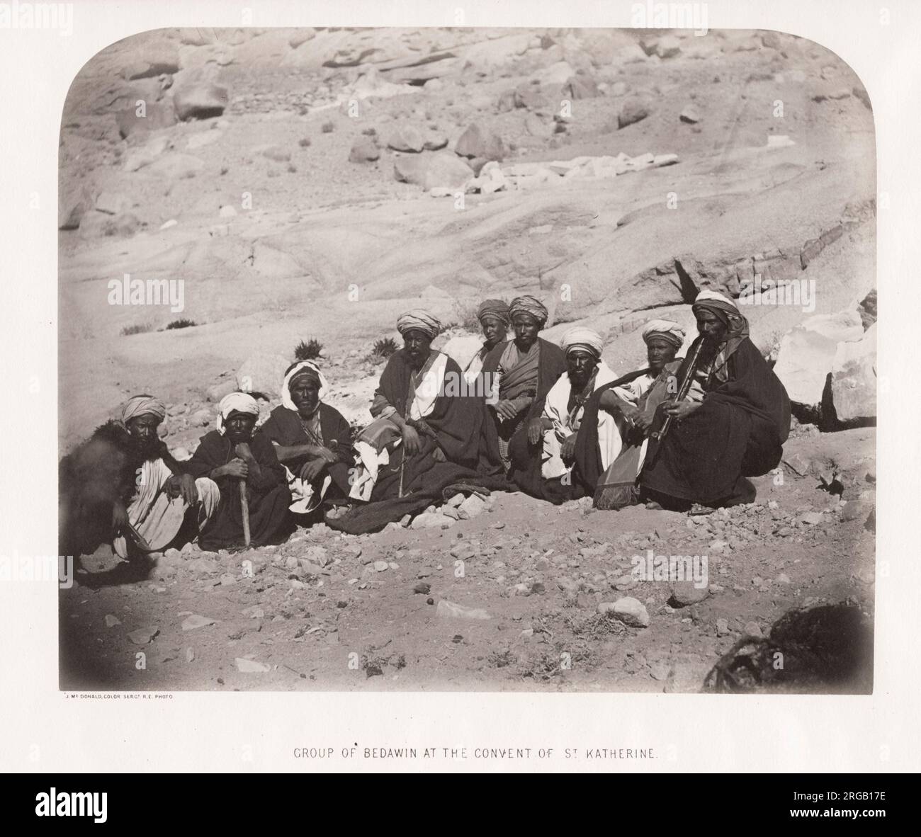 Photographie ancienne du XIXe siècle : Sergent James McDonald (actif 1865-9). Relevé d'ordnance de la Péninsule du Sinaï par les Royal Engineers - groupe de Bédouins au couvent de St Katherine, Catherine. Banque D'Images