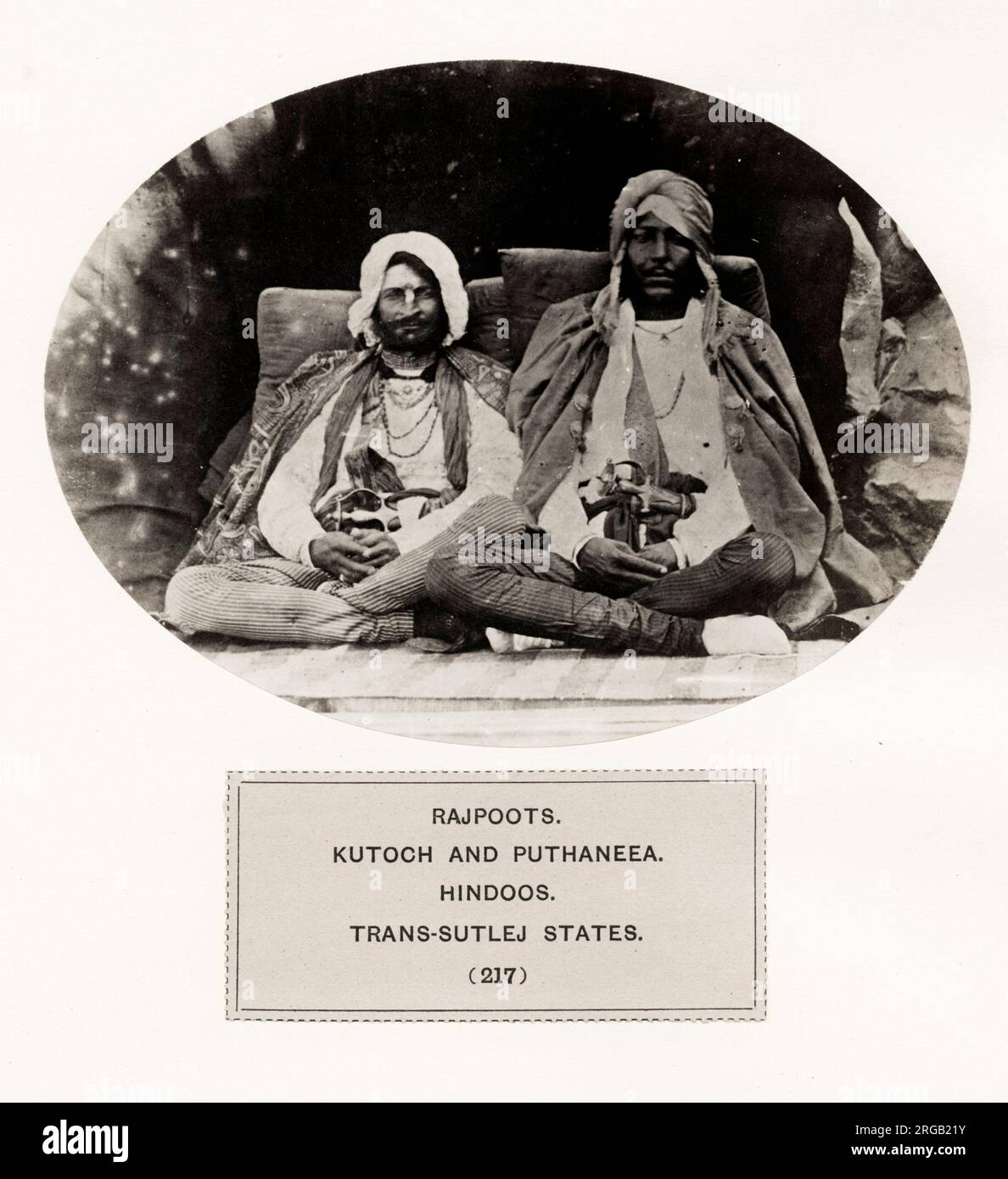 Photographie du XIXe siècle - le peuple de l'Inde: Une série d'illustrations photographiques, avec typographie descriptive, des races et tribus de l'Hindustan - publié dans les années 1860 sous l'ordre des États Viceroy, Lord Canning - Rajpoots, Rajputs, Kutoch et Puthaneea, Hindoos, Hinds, Trans-Sutlej. Banque D'Images