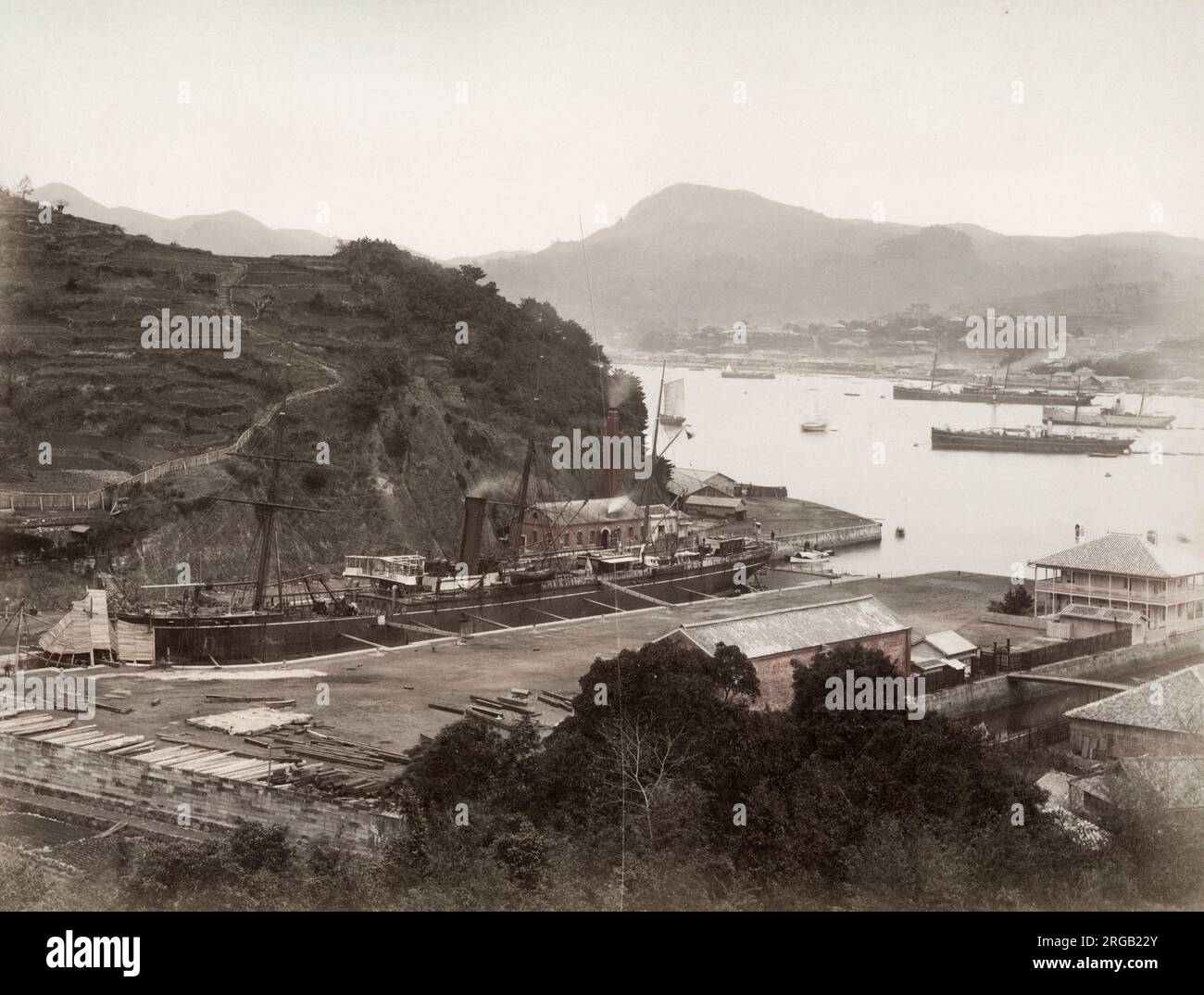 Photographie vintage du XIXe siècle: L'arsémnal naval à Nagasaki, avec navire en cale sèche, Japon., c.1880. Banque D'Images