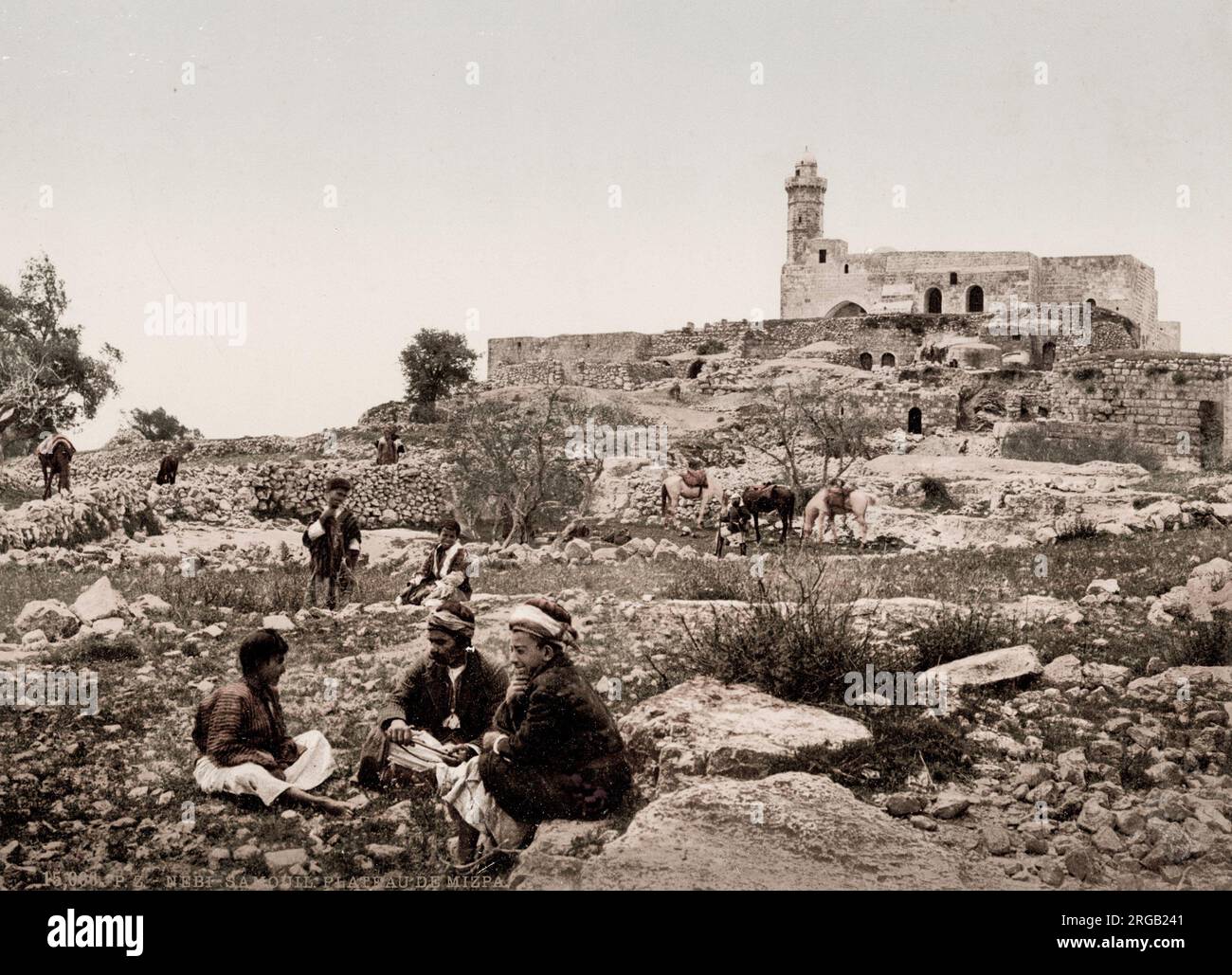 Photographie ancienne du XIXe siècle : la tombe de Samuel, communément connue sous le nom de Nebi Samuel ou de Nebi Samwil, est le lieu de sépulture traditionnel du prophète hébraïque et islamique Samuel, au sommet d'une colline escarpée à une altitude de 908 mètres au-dessus du niveau de la mer. Terre Sainte, historiquement Palestine. Banque D'Images