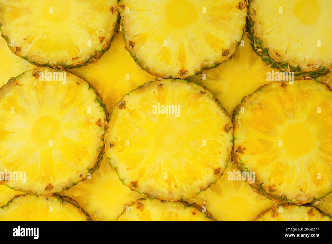 Ananas juteux de tranches jaunes comme un fond. Vue de dessus. Banque D'Images