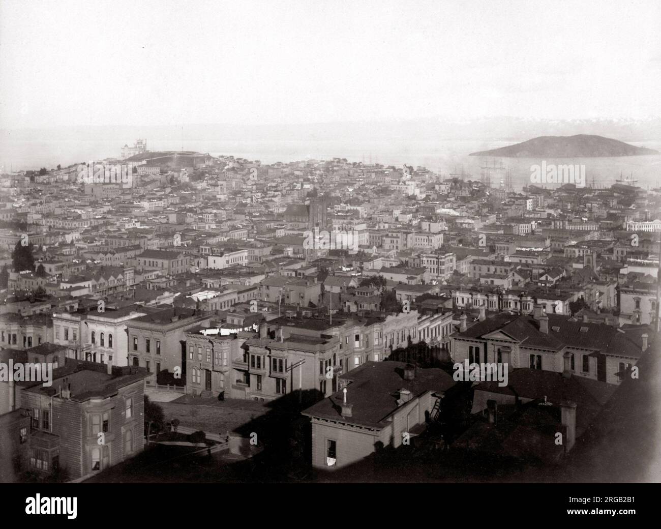 San Francisco, Californie, USA C.1880 's Voir montrant Telegraph Hill, Goat Island et les montagnes de Contra Costa de Jones et rues de Washington. Banque D'Images