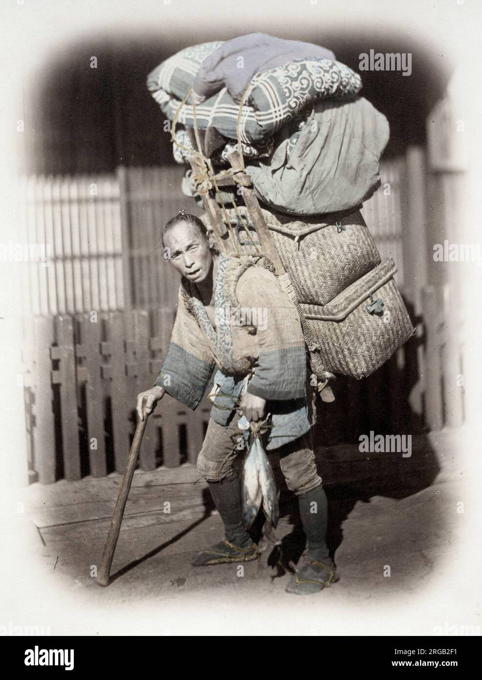 1860's Japon - portrait d'une coolie ou d'un porteur avec une lourde charge Felice ou Felix Beato (1832 - 29 janvier 1909), photographe italien-britannique travaillant principalement en Inde, Japon, Chine Banque D'Images