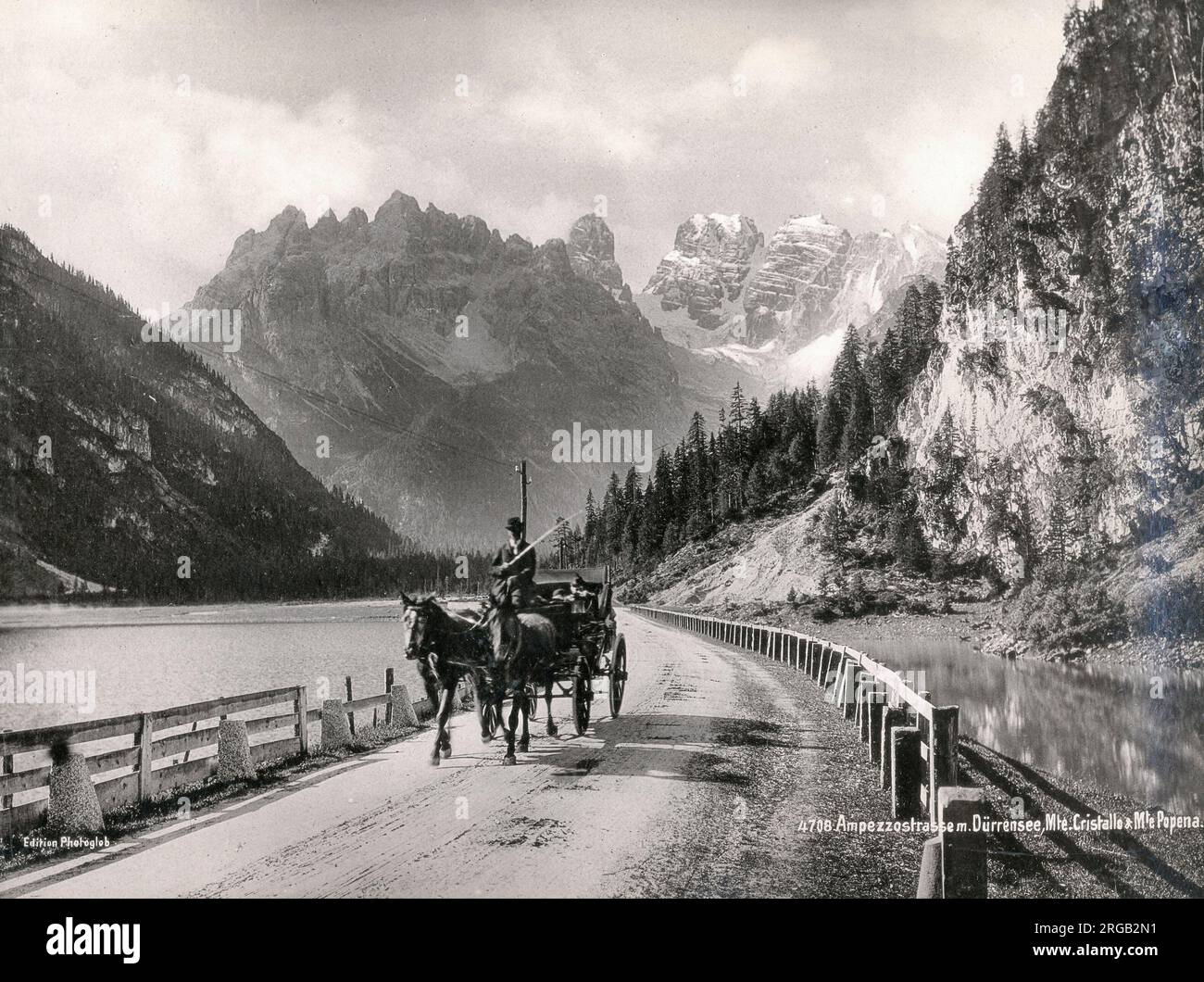 Photographie du XIXe siècle - cheval et calèche sur la route d'Ampezzo, avec le lac de Durrensee et le mont Cristallo en arrière-plan, les Dolomites italiennes, les montagnes Banque D'Images