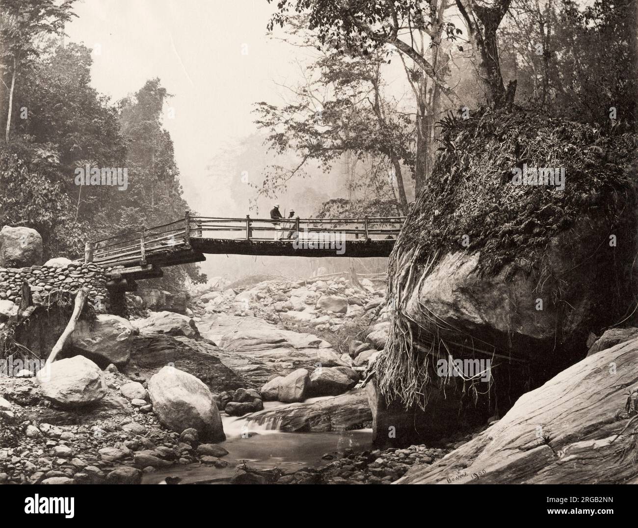 Photographie du XIXe siècle : pont pittoresque au-dessus de la rivière Rungnoo, en contrebas de Ging, Darjeeeling. Image de Samuel Bourne, Inde c.1865. Banque D'Images