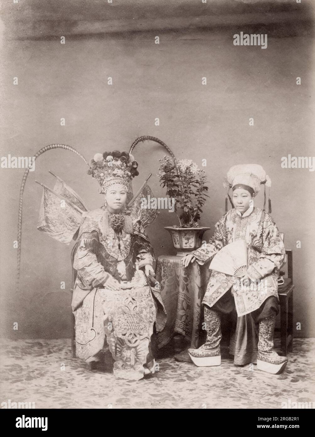Photographie du XIXe siècle : acteurs chinois en costume, Chine c.1880. Banque D'Images