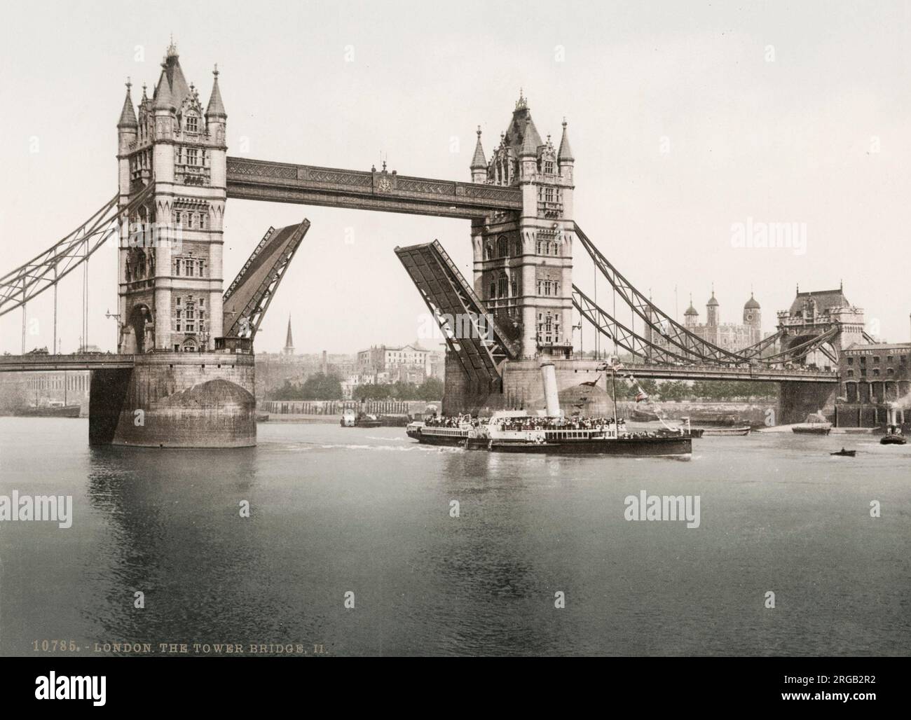 Photographie ancienne du XIXe siècle : Tower Bridge et la Tamise, Londres. Banque D'Images