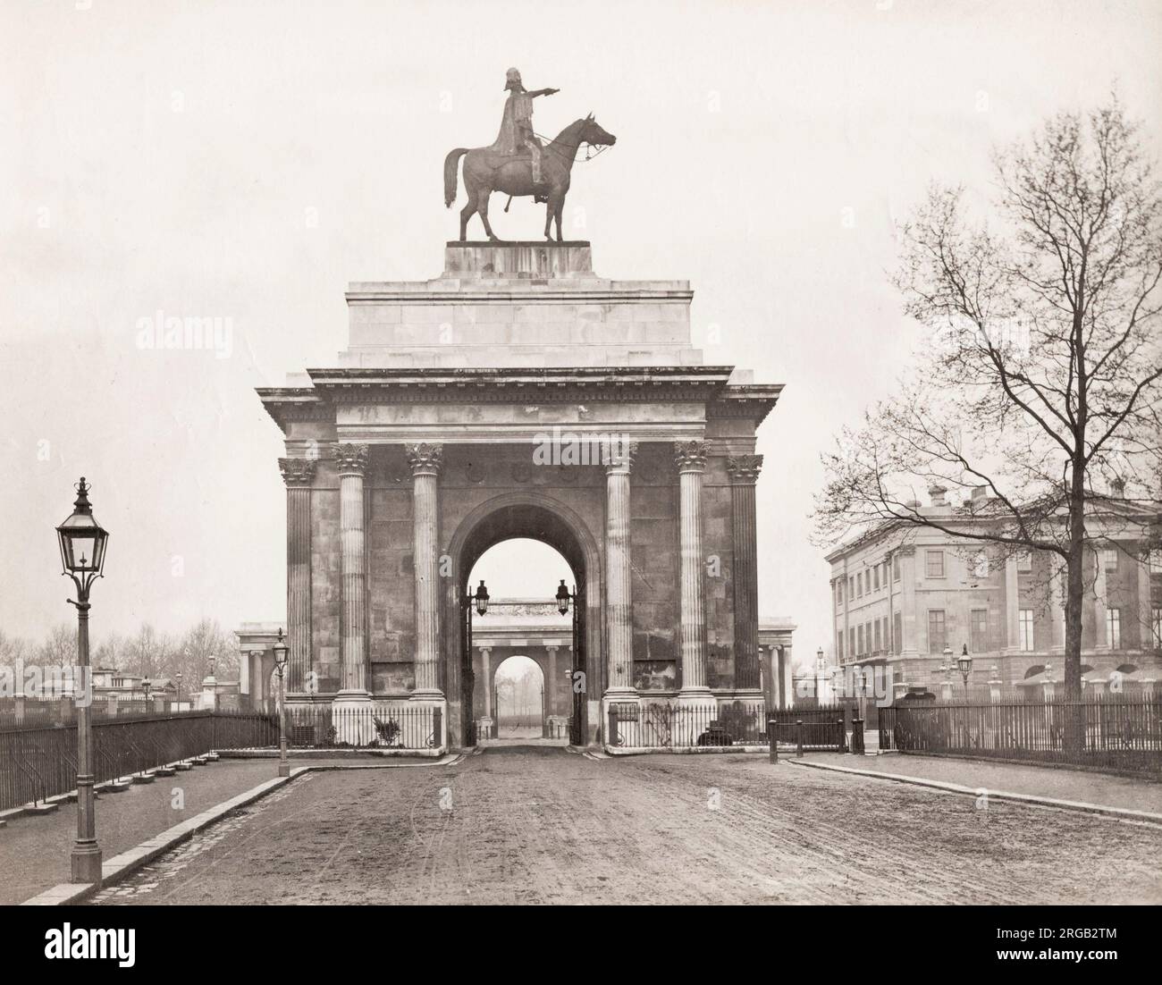 Photographie du XIXe siècle : Wellington Arch, également connu sous le nom de Constitution Arch ou de Green Park Arch, est une arche triomphale classée de catégorie I par Decimus Burton qui forme une pièce maîtresse de Hyde Park Corner dans le centre de Londres, entre les coins de Hyde Park et Green Park Banque D'Images
