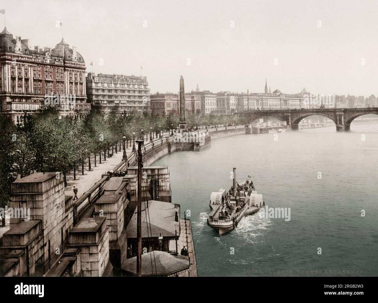 Photographie vintage du XIXe siècle : bateau le long du quai de la Tamise, Londres. Banque D'Images